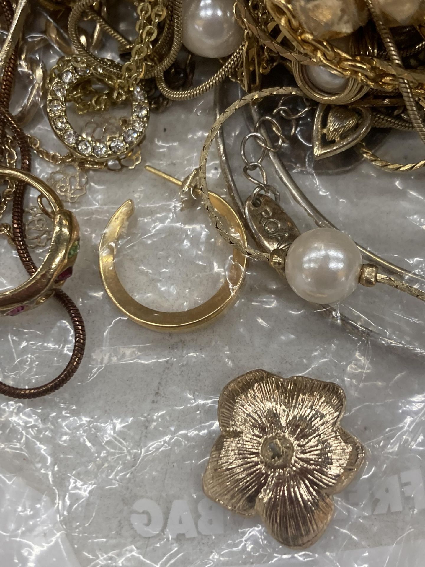 A QUANTITY OF YELLOW METAL COSTUME JEWELLERY - Image 4 of 4