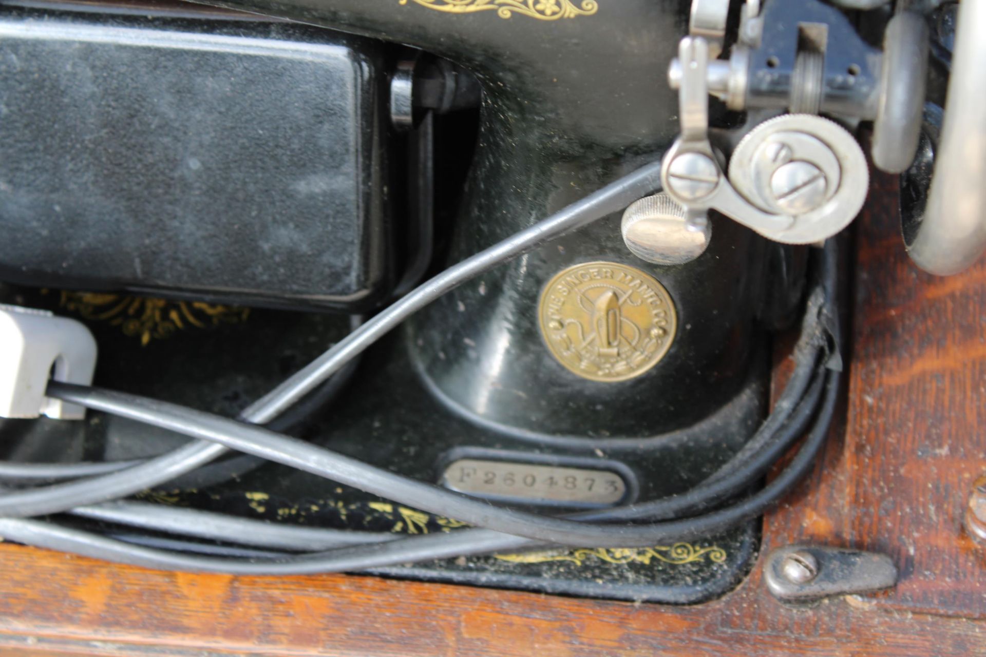 A VINTAGE SINGER SEWING MACHINE WITH WOODEN CARRY CASE - Image 3 of 3
