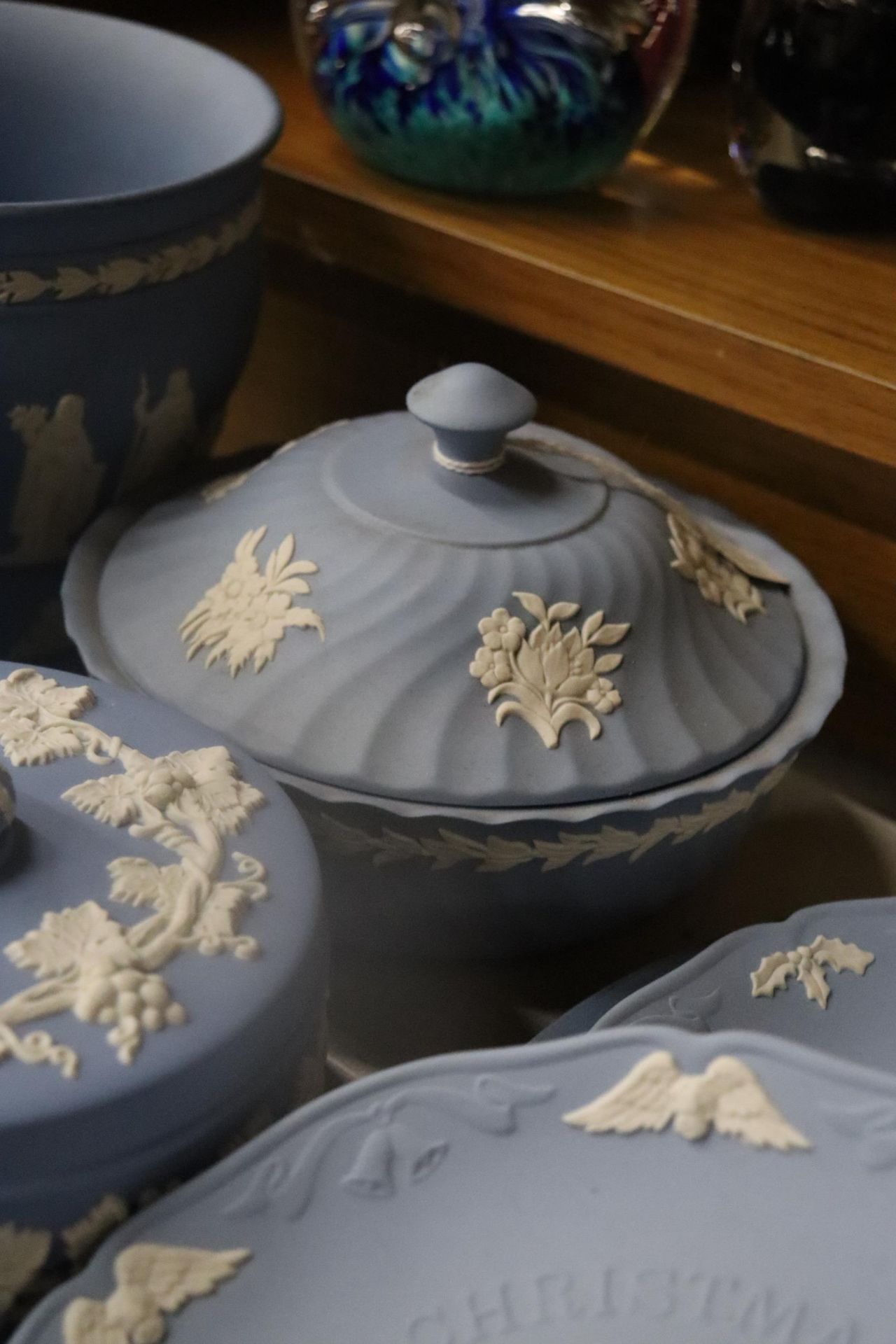 A COLLECTION OF POWDER BLUE WEDGWOOD JASPERWARE TO INCLUDE CABINET PLATES, LARGE LIDDED TRINKET - Image 11 of 14