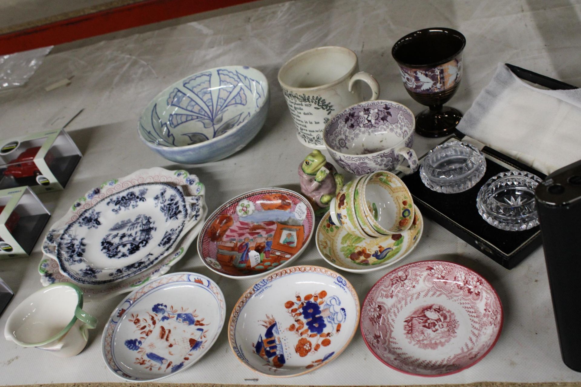 A MIXED LOT OF VINTAGE CERAMICS TO INCLUDE ORIENTAL DISHES, A FRANZ PORCELAIN CUP, CUPS, PLATES, ETC