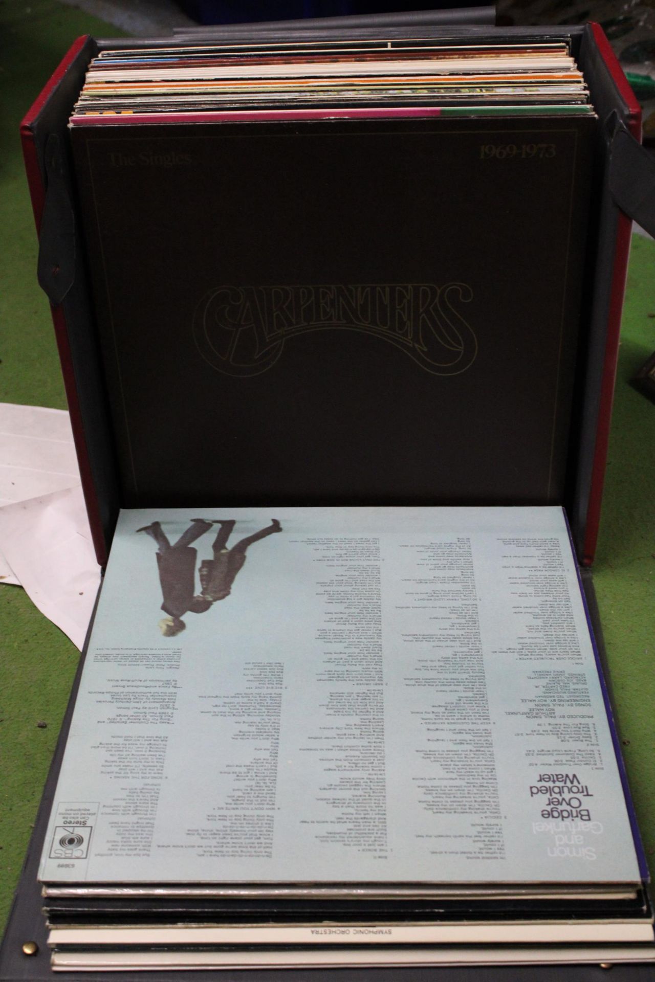 A QUANTITY OF VINYLS IN CASE TO INCLUDE SHIRLEY RASSEY, BARBRA STREISAND, ABBA AND THE SEEKERS - Image 3 of 5