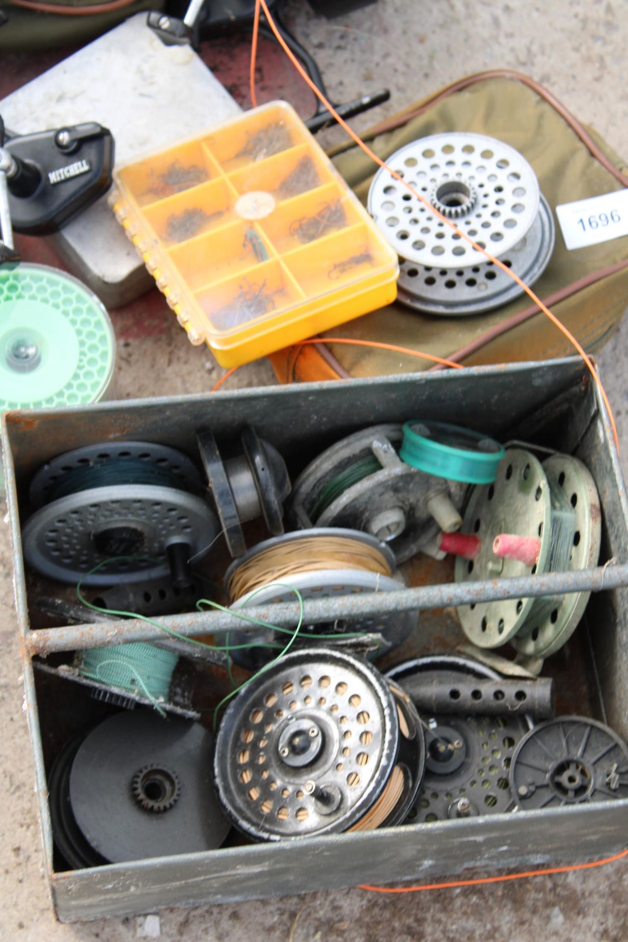 A LARGE ASSORTMENT OF VINTAGE AND MODERN FISHING REELS - Image 4 of 5