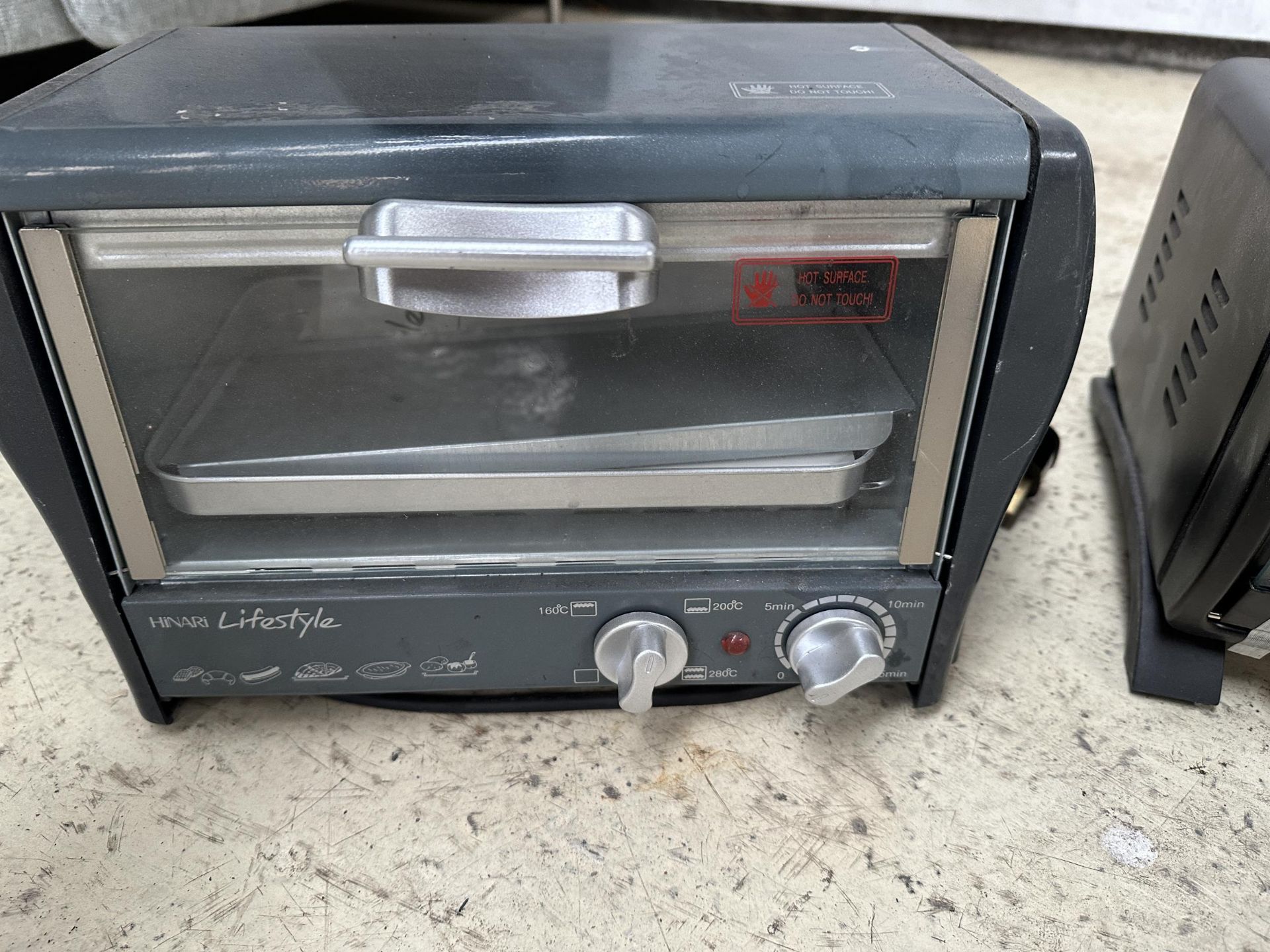 TWO COUNTER TOP MINI OVEN AND GRILLS - BELIEVED UNUSED - Bild 3 aus 4
