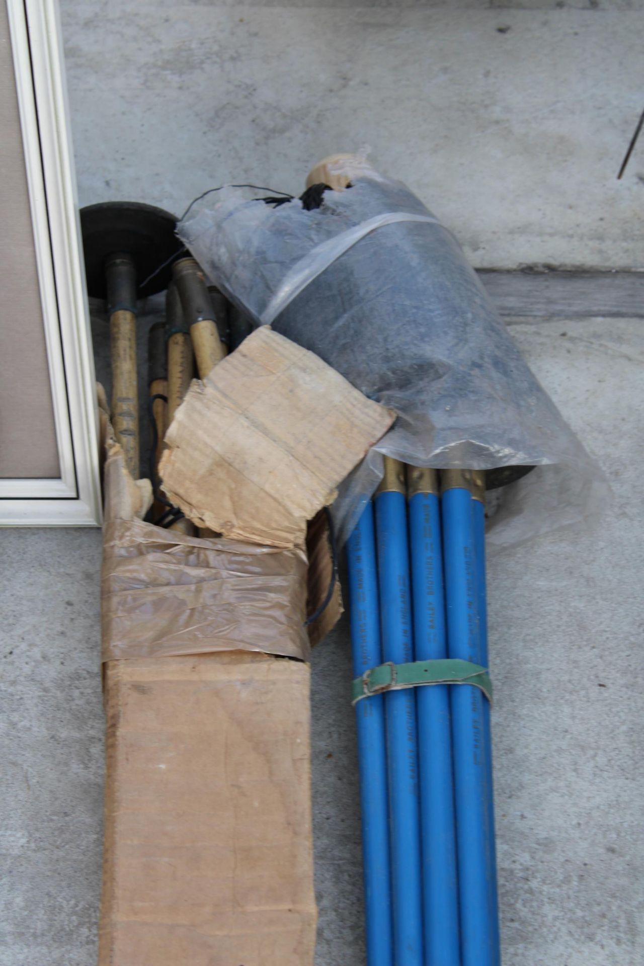 AN ASSORTMENT OF DRAINING RODS AND ATTATCHMENTS - Image 2 of 2
