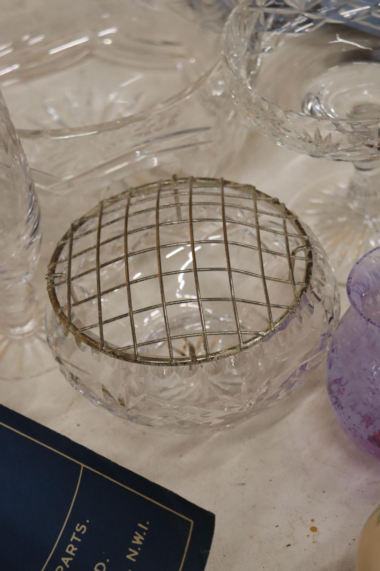 A QUANTITY OF GLASSWARE TO INCLUDE CUT GLASS BOWLS, A ROSE BOWL, VASES, ETC - Image 7 of 10