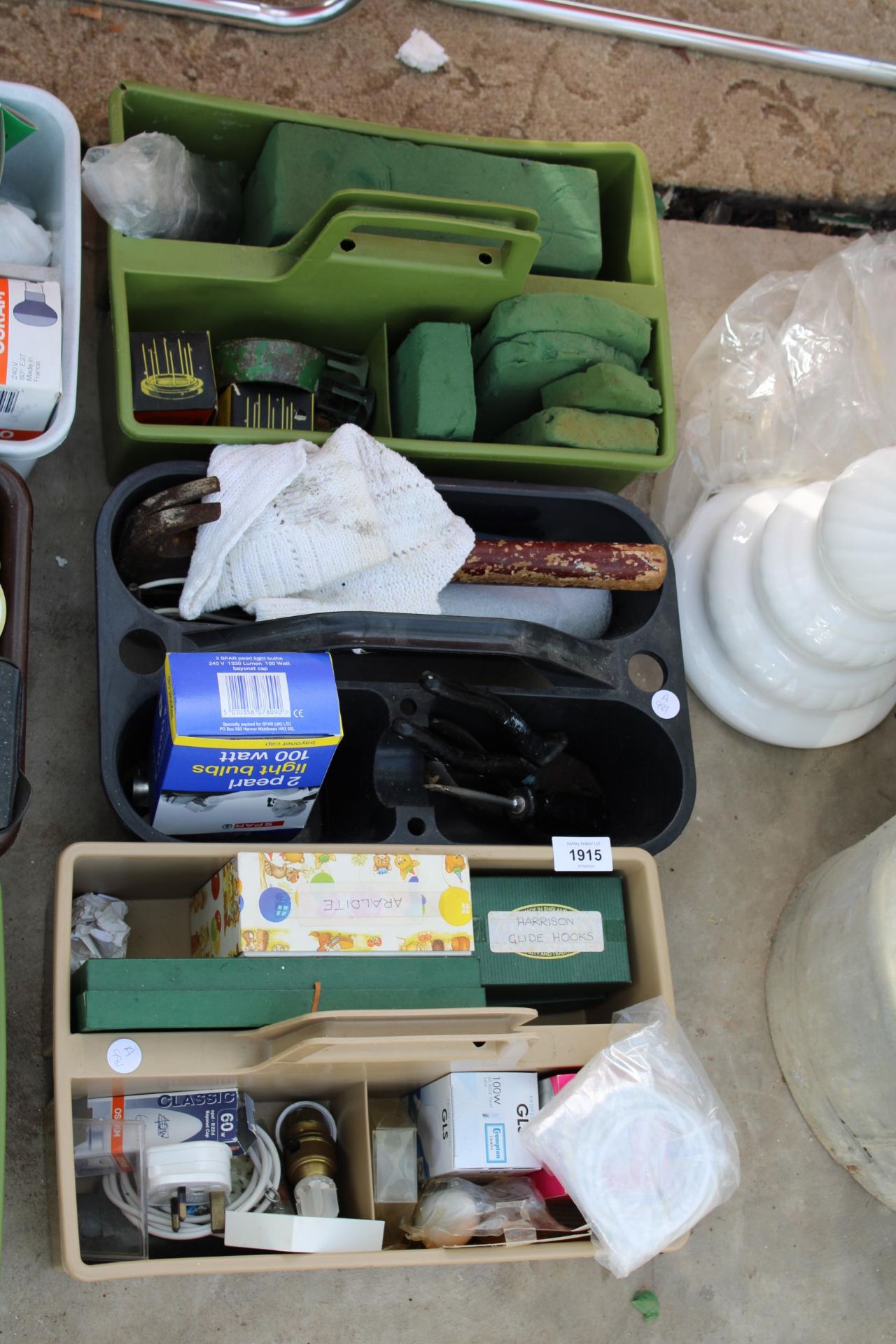 AN ASSORTMENT OF ITEMS TO INCLUDE TOOLS AND SHOE SHINING BRUSHES ETC - Image 3 of 3