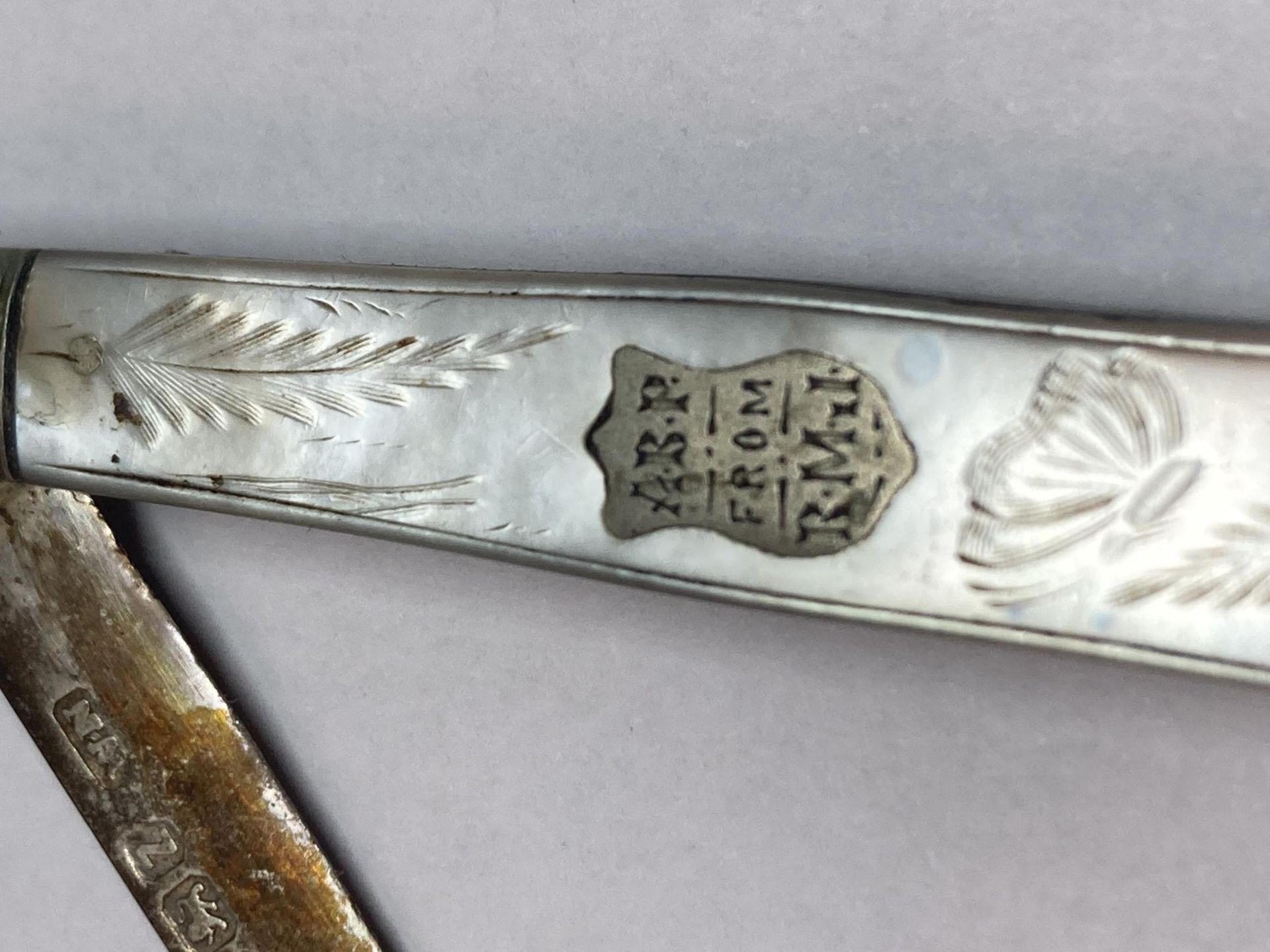 A HALLMARKED SHEFFIELD SILVER FRUIT KNIFE WITH MOTHER OF PEARL HANDLE - Image 3 of 4