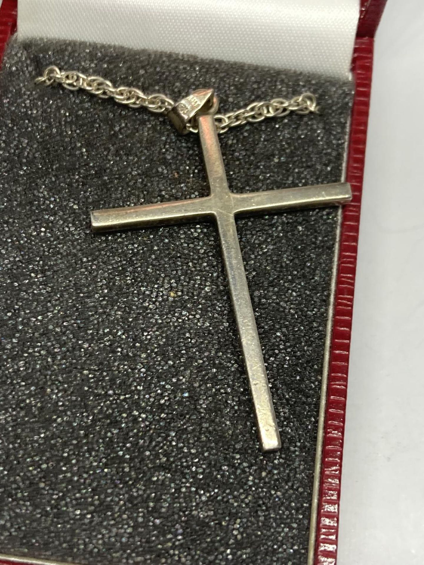 A SILVER CROSS AND CHAIN IN A PRESENTATION BOX - Image 3 of 3