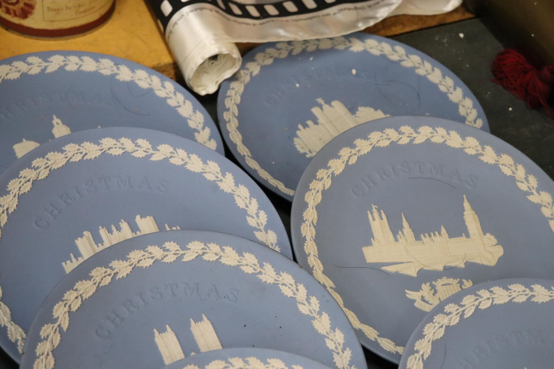 A COLLECTION OF POWDER BLUE WEDGWOOD JASPERWARE CABINET PLATES PLUS STANDS - 11 IN TOTAL - Image 7 of 10