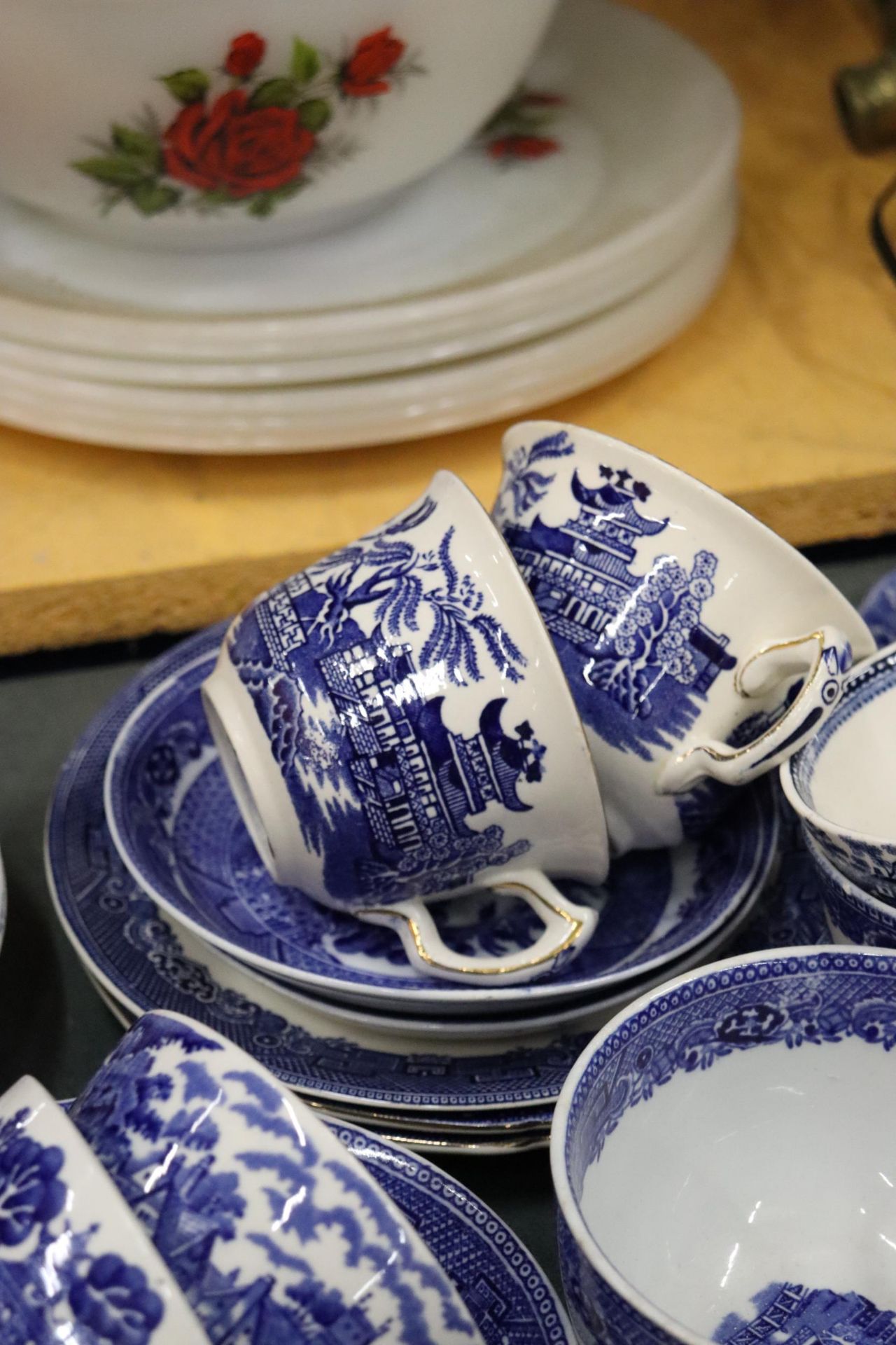 A LARGE QUANTITY OF OF WOODS AND BURLEIGH WARE BLUE AND WHITE CERAMICS TO INCLUDE WILLOW PATTERN, - Bild 15 aus 15