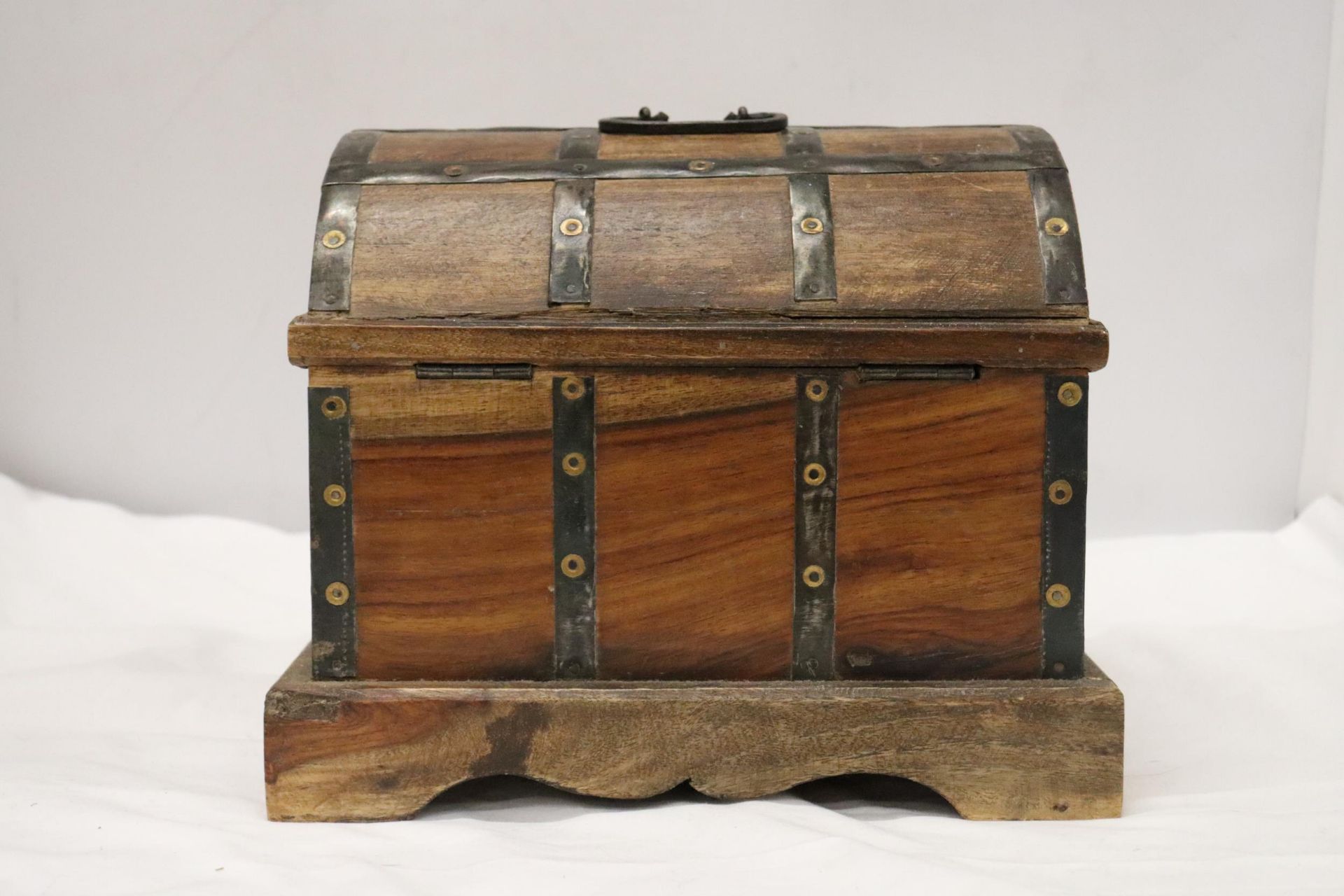 A VINTAGE SMALL DOMED WOODEN CHEST WITH METAL BANDING AND TWO DRAWERS, HEIGHT 21CM, LENGTH 26CM, - Bild 6 aus 6