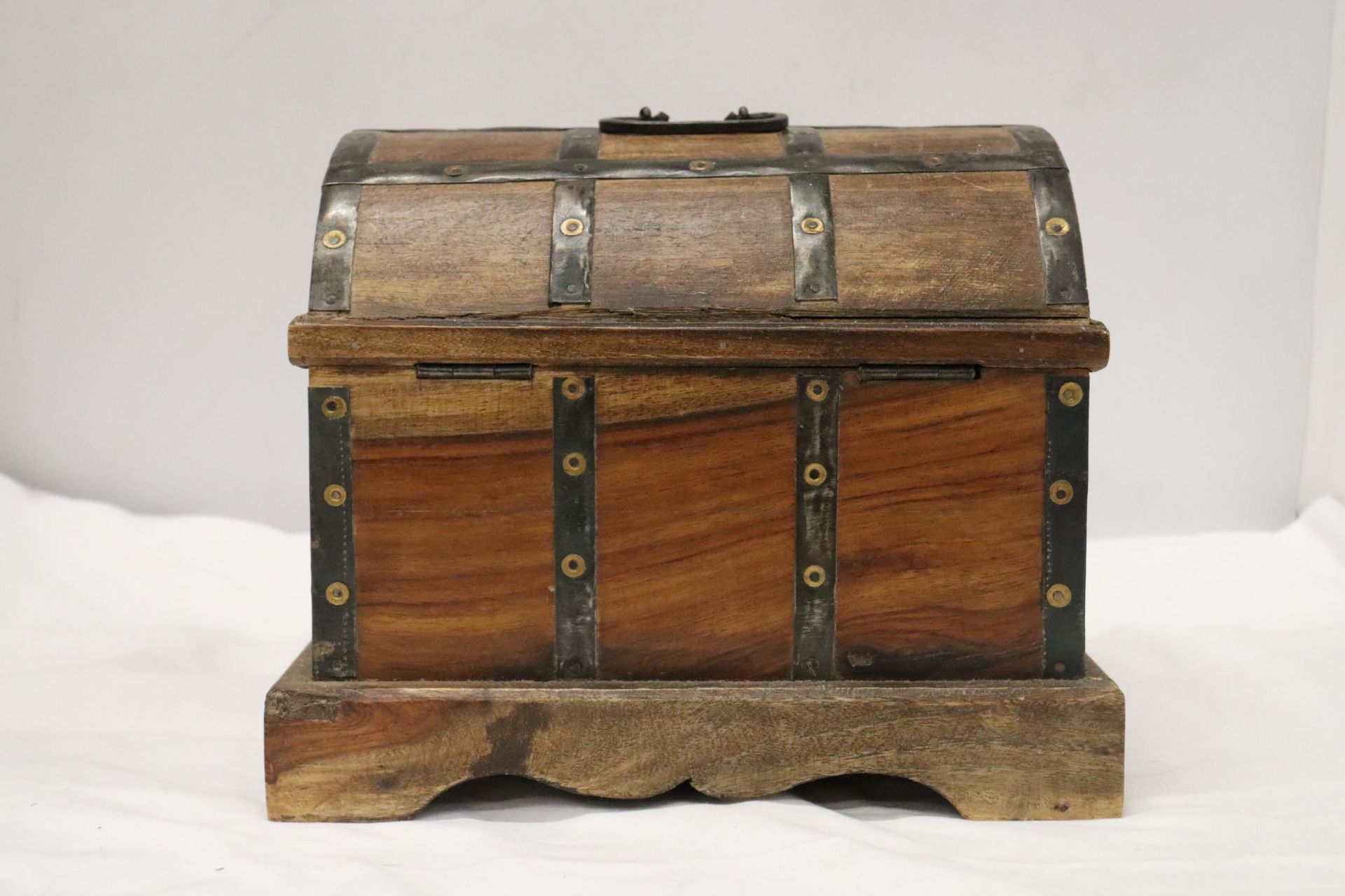 A VINTAGE SMALL DOMED WOODEN CHEST WITH METAL BANDING AND TWO DRAWERS, HEIGHT 21CM, LENGTH 26CM, - Image 6 of 6