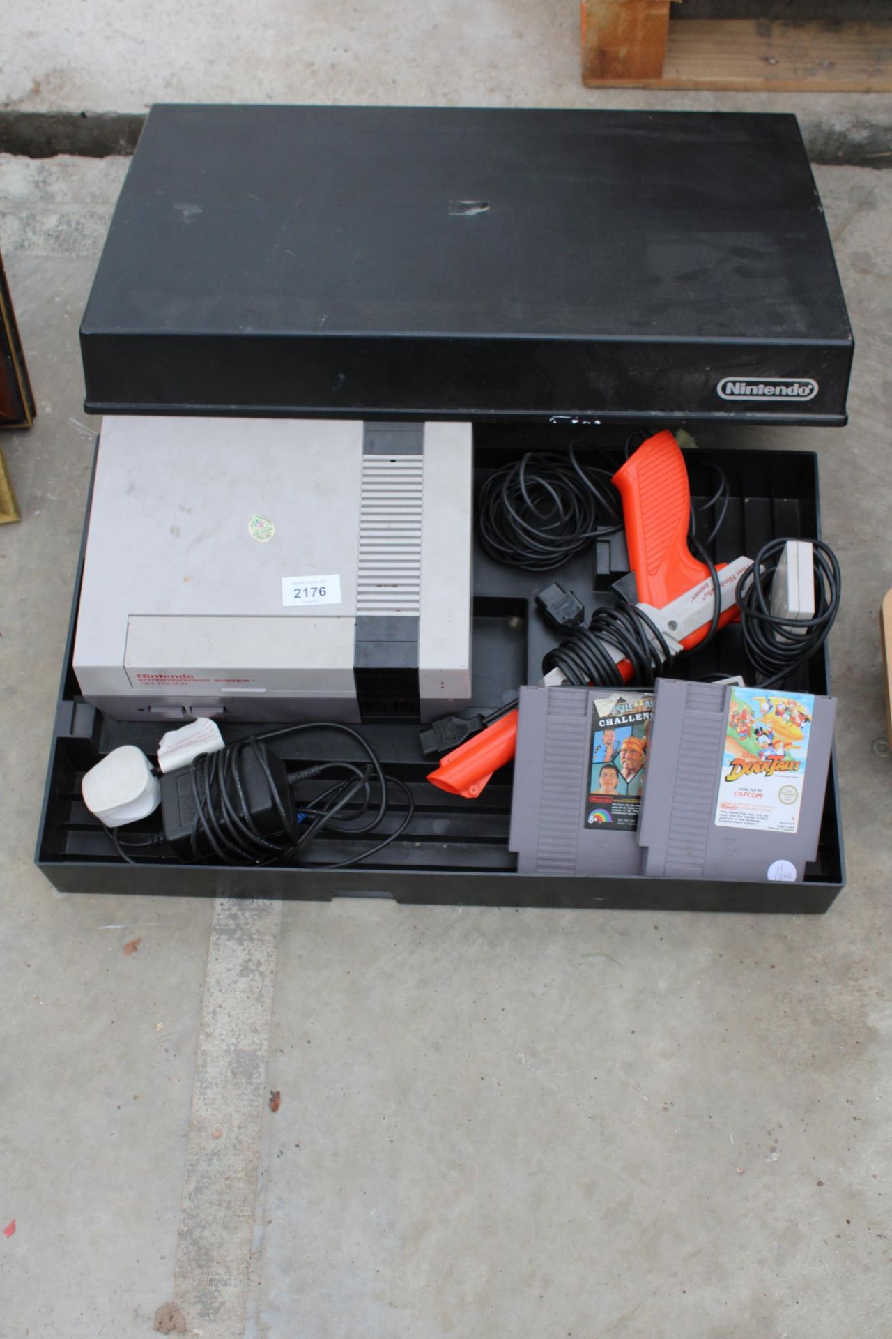 A NINTENDO ENTERTAINMENT SYSTEM GAMES CONSOLE WITH CONTROLLERS AND TWO GAMES