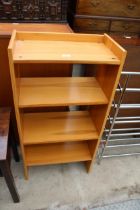 A MODERN PINE EFFECT OPEN BOOKCASE, 20.5" WIDE