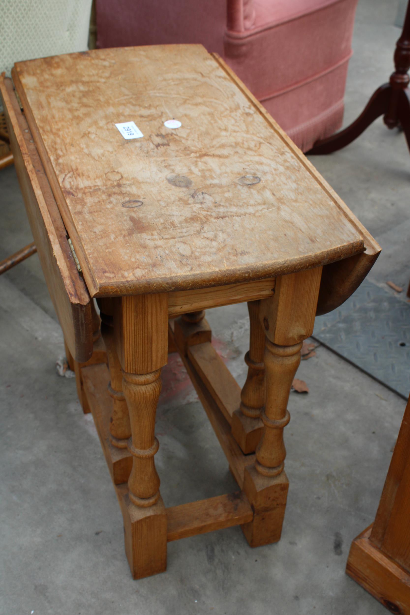 A SMALL PINE GATE LEG TABLE ON TURNED LEGS 27" X 21" OPENED - Image 2 of 2
