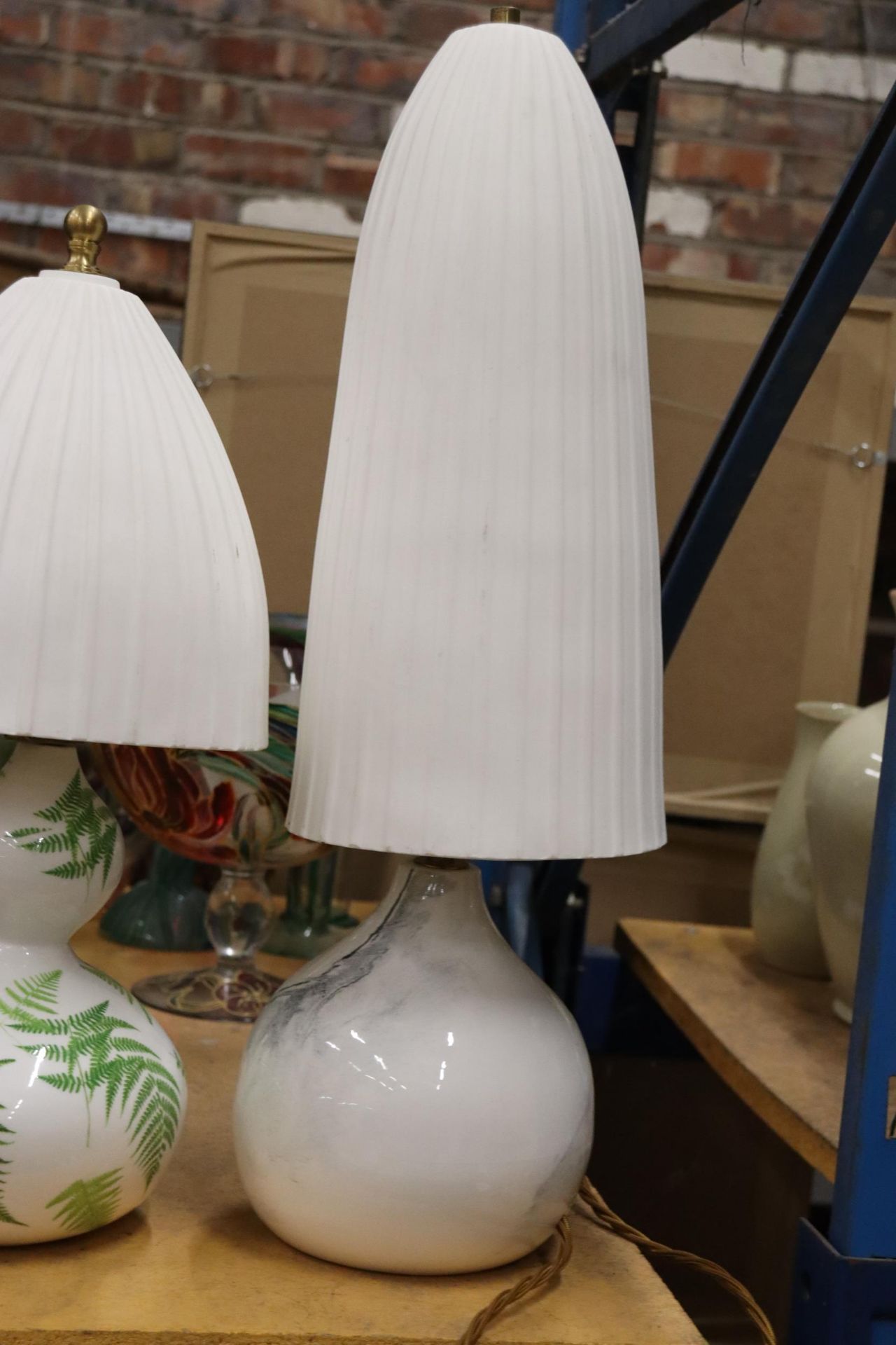 TWO CERAMIC TABLE LAMPS WITH CERAMIC SHADES - Image 3 of 7