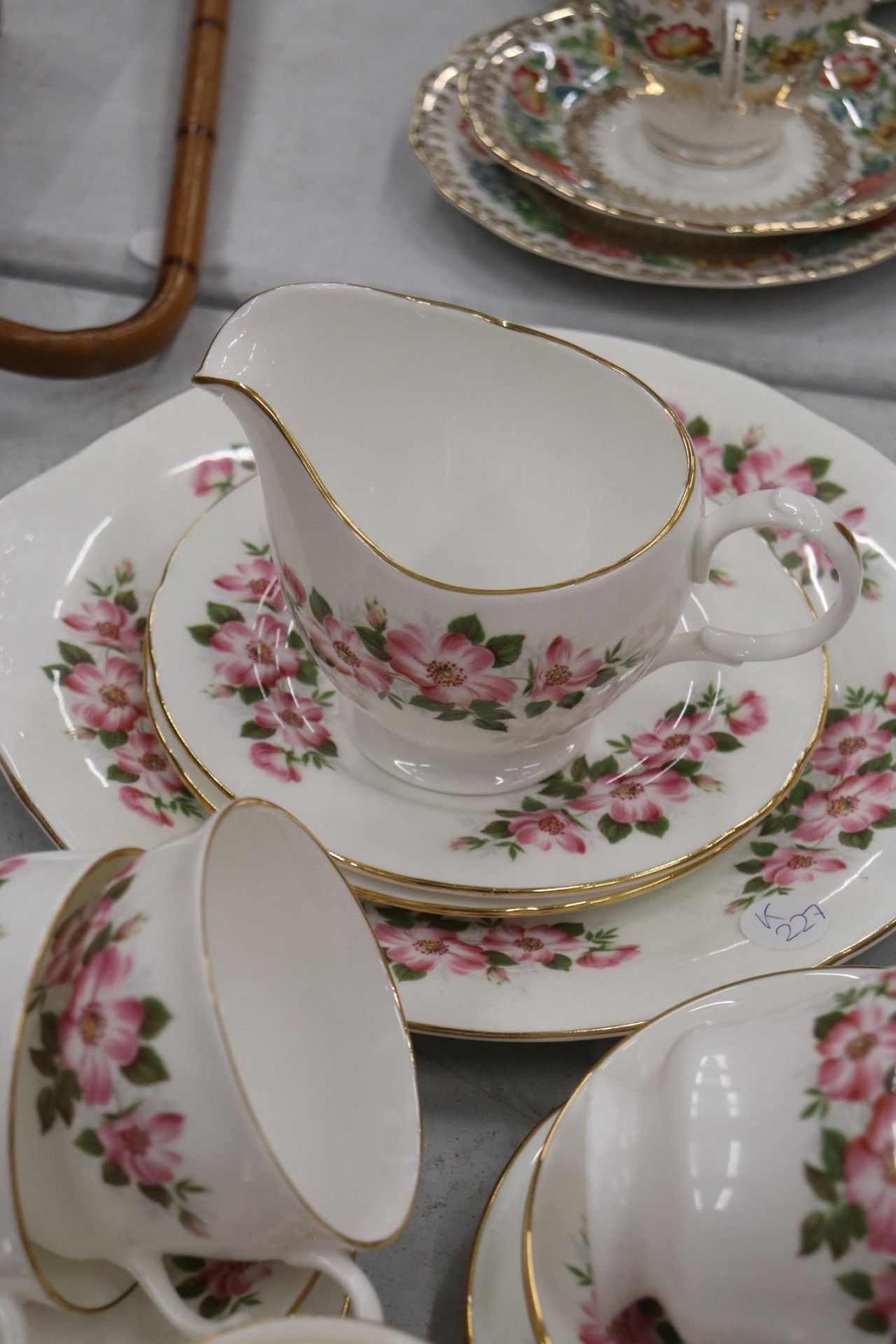A ROYAL KENT, FLORAL, CHINA TEASET TO INCLUDE A CAKE PLATE, CREAM JUG, SUGAR BOWL, CUPS, SAUCERS AND - Image 8 of 11