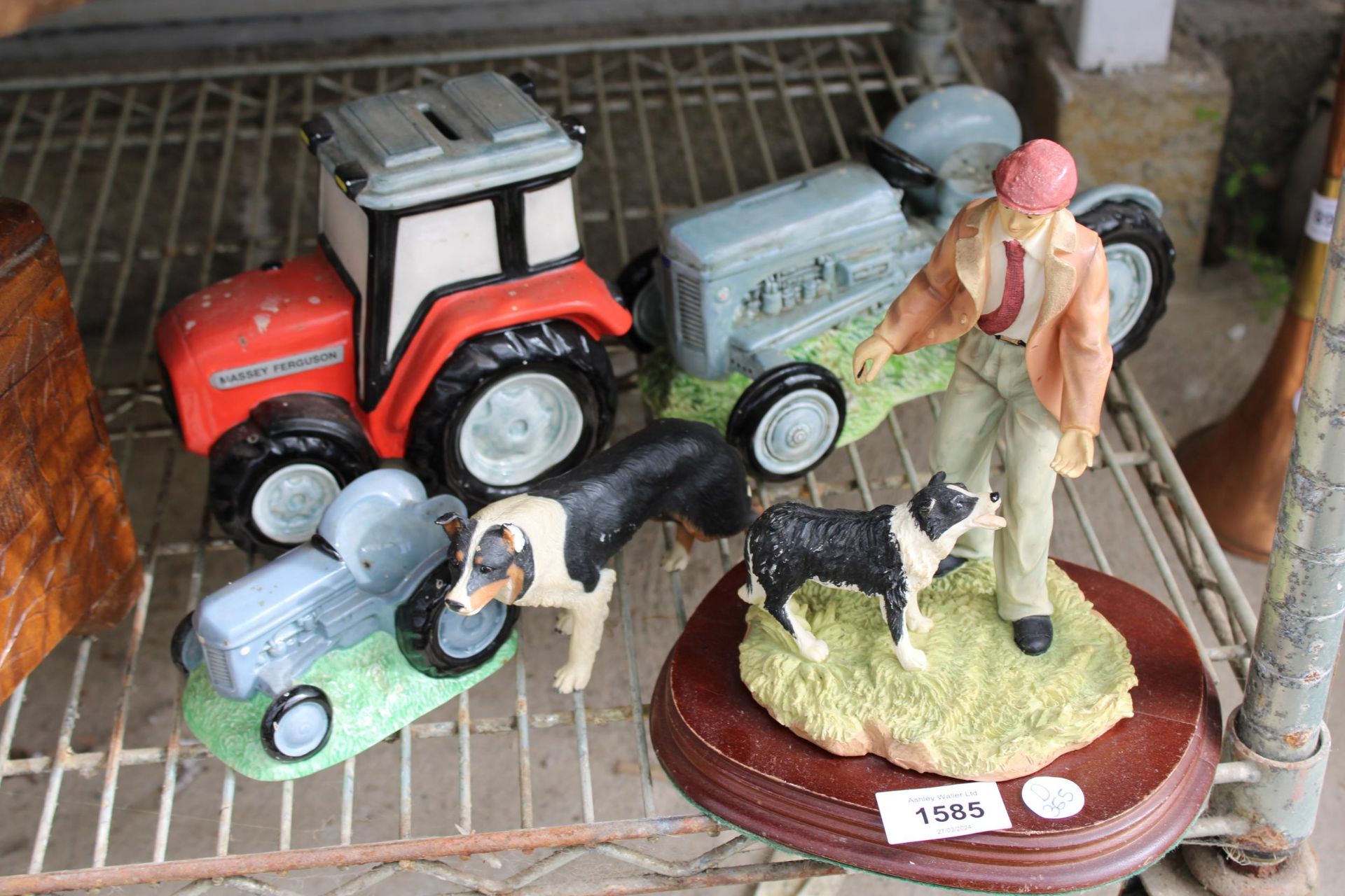 AN ASSORTMENT OF FIGURES TO INCLUDE A GREY FERGIE MONEY BOX, A MASSEY FERGUSON MONEY BOX AND A MAN