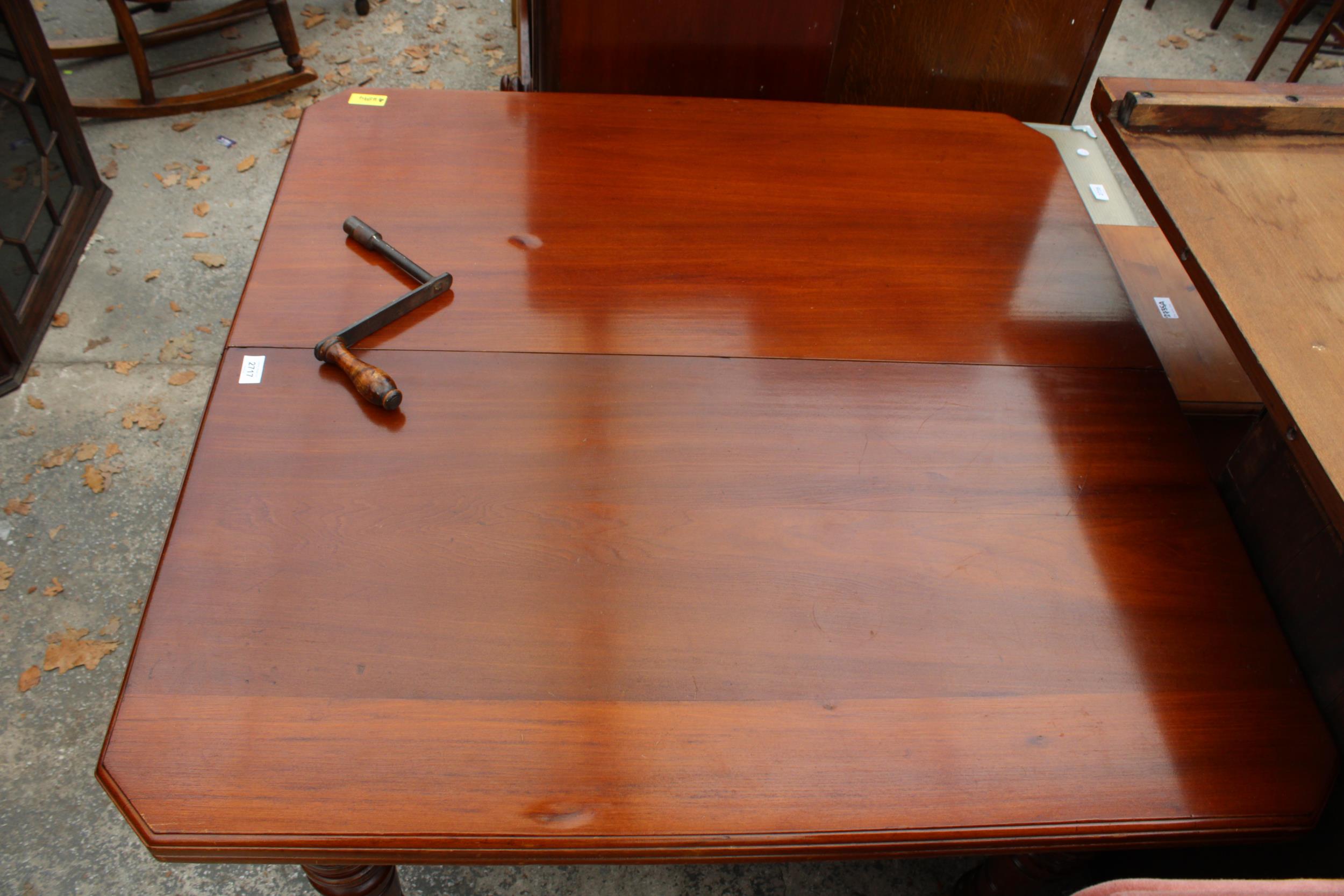 AN EDWARDIAN MAHOGANY WIND OUT DINING TABLE WITH CANTED CORNERS 42" SQUARE (LEAF 16.5") ON TURNED - Image 3 of 3