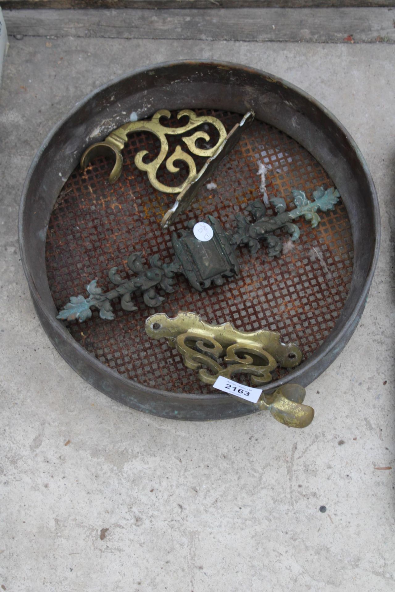 AN ASSORTMENT OF ITEMS TO INCLUDE A SOIL SIEVE, TWO BRASS WALL BRACKETS AND A PIECE OF BRASS TRIM