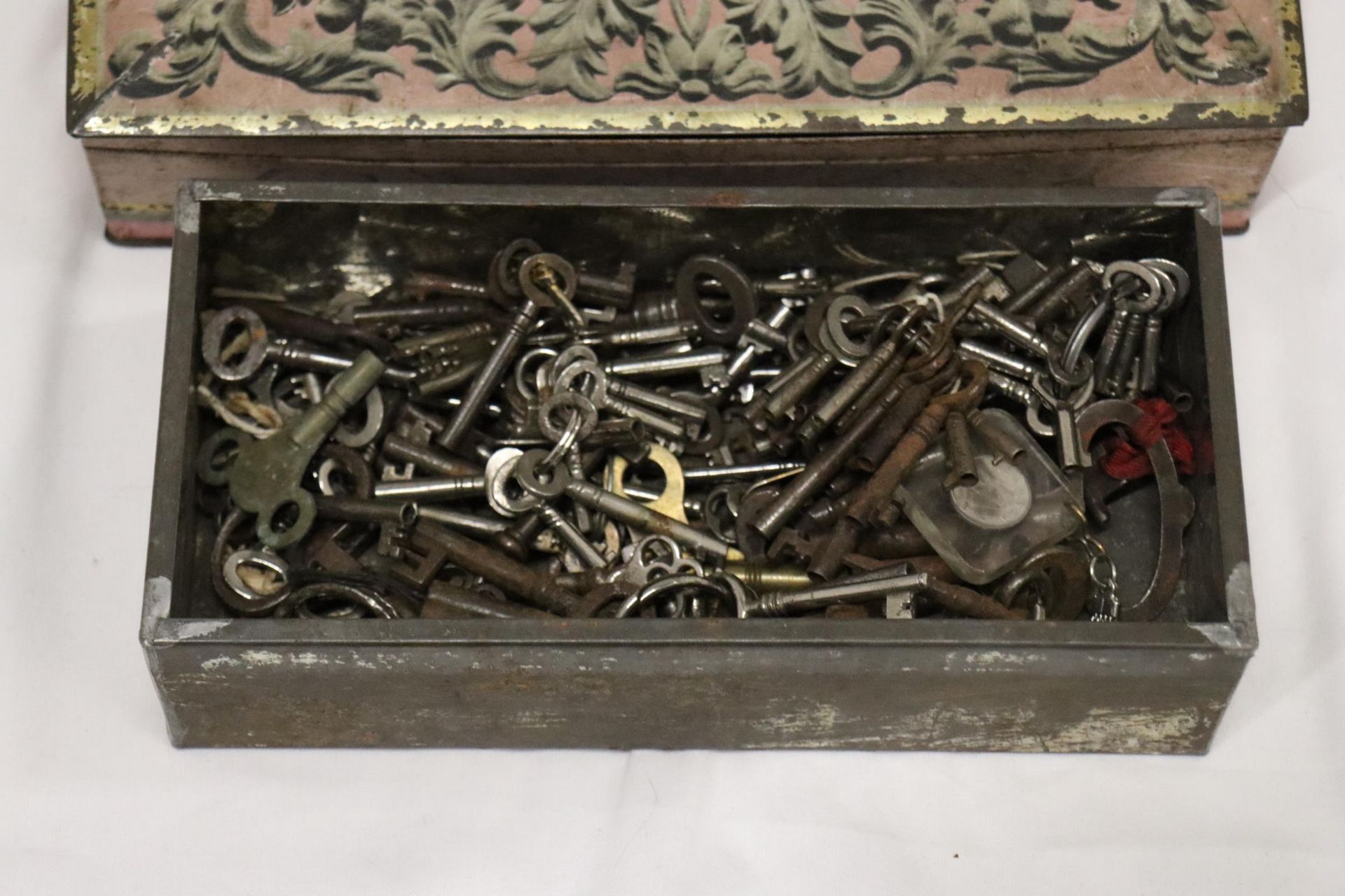 A LARGE QUANTITY OF VINTAGE FURNITURE AND CLOCK KEYS - Image 2 of 10