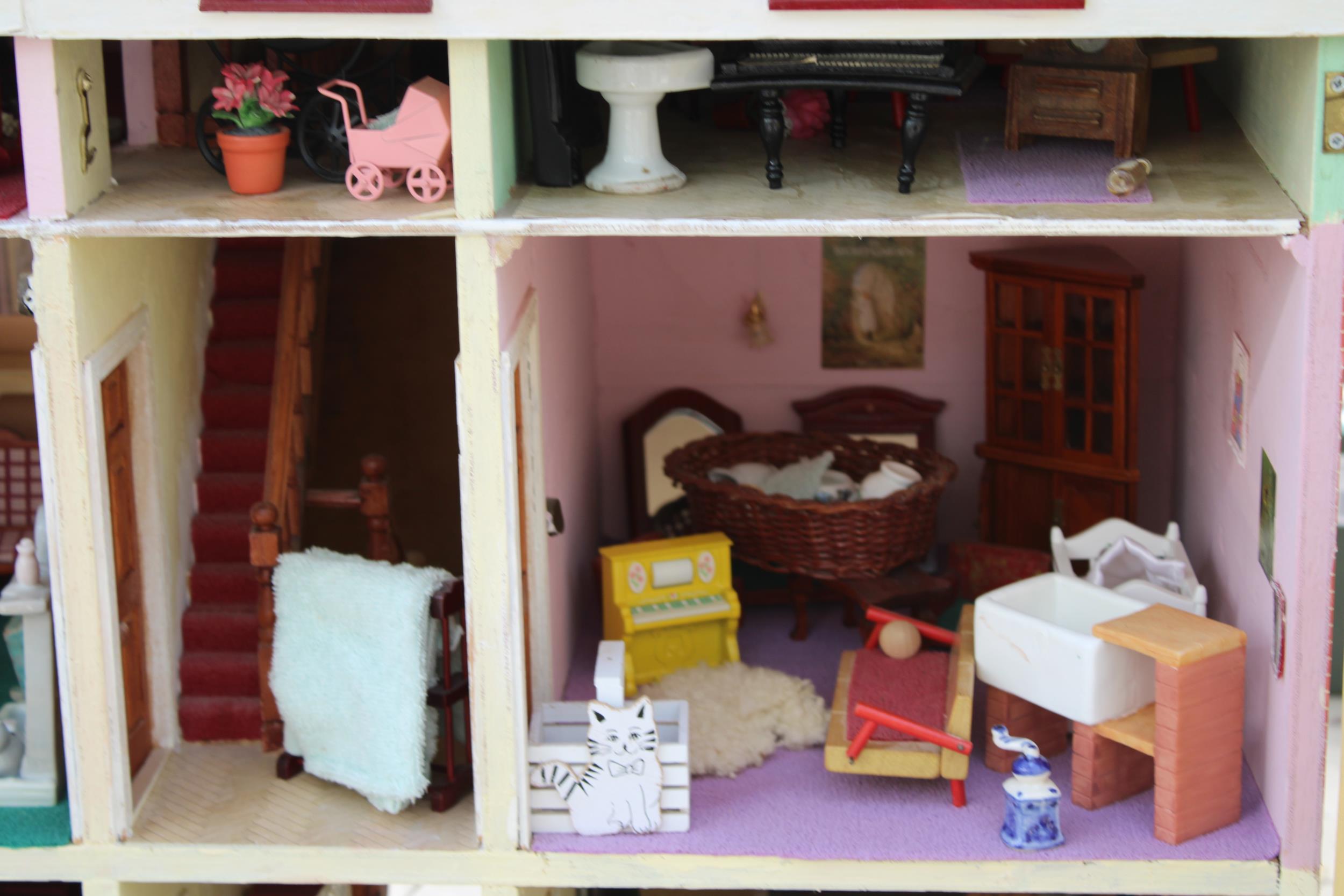A LARGE WOODEN DOLLS HOUSE WITH A LARGE QUANTITY OF DOLLS HOUSE FURNITURE - Image 5 of 6