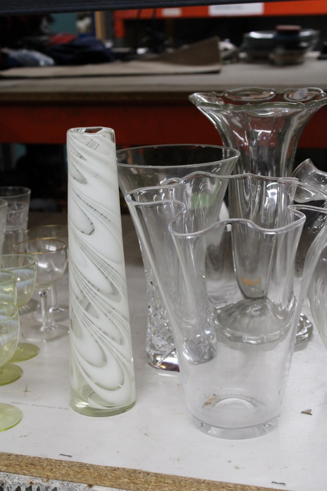 A COLLECTION OF GLASSWARE TO INCLUDE VASES AND JUG - Image 3 of 3