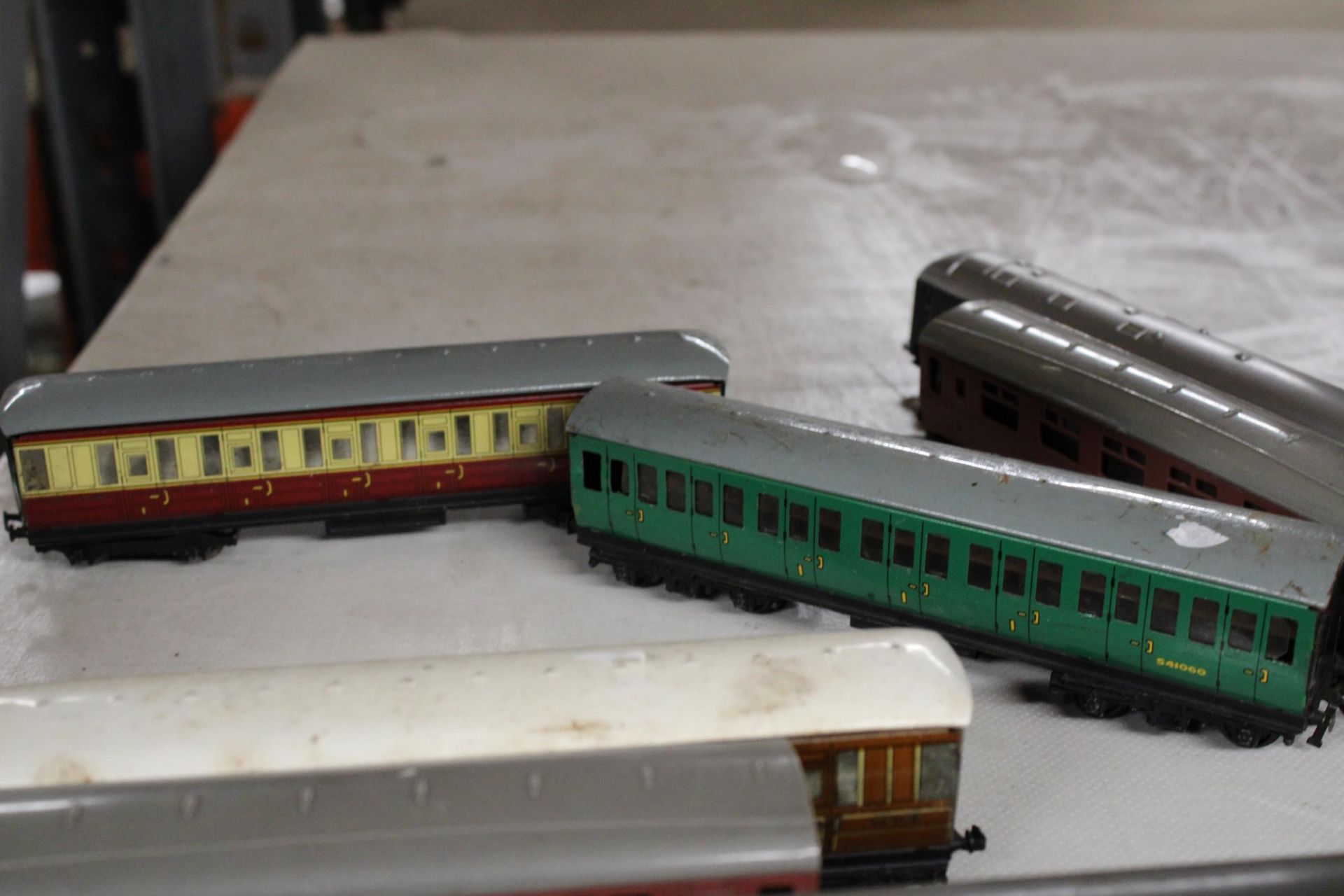 SEVEN EARLY CARRIAGES TO INCLUDE FOUR METAL EXAMPLES - Bild 4 aus 4