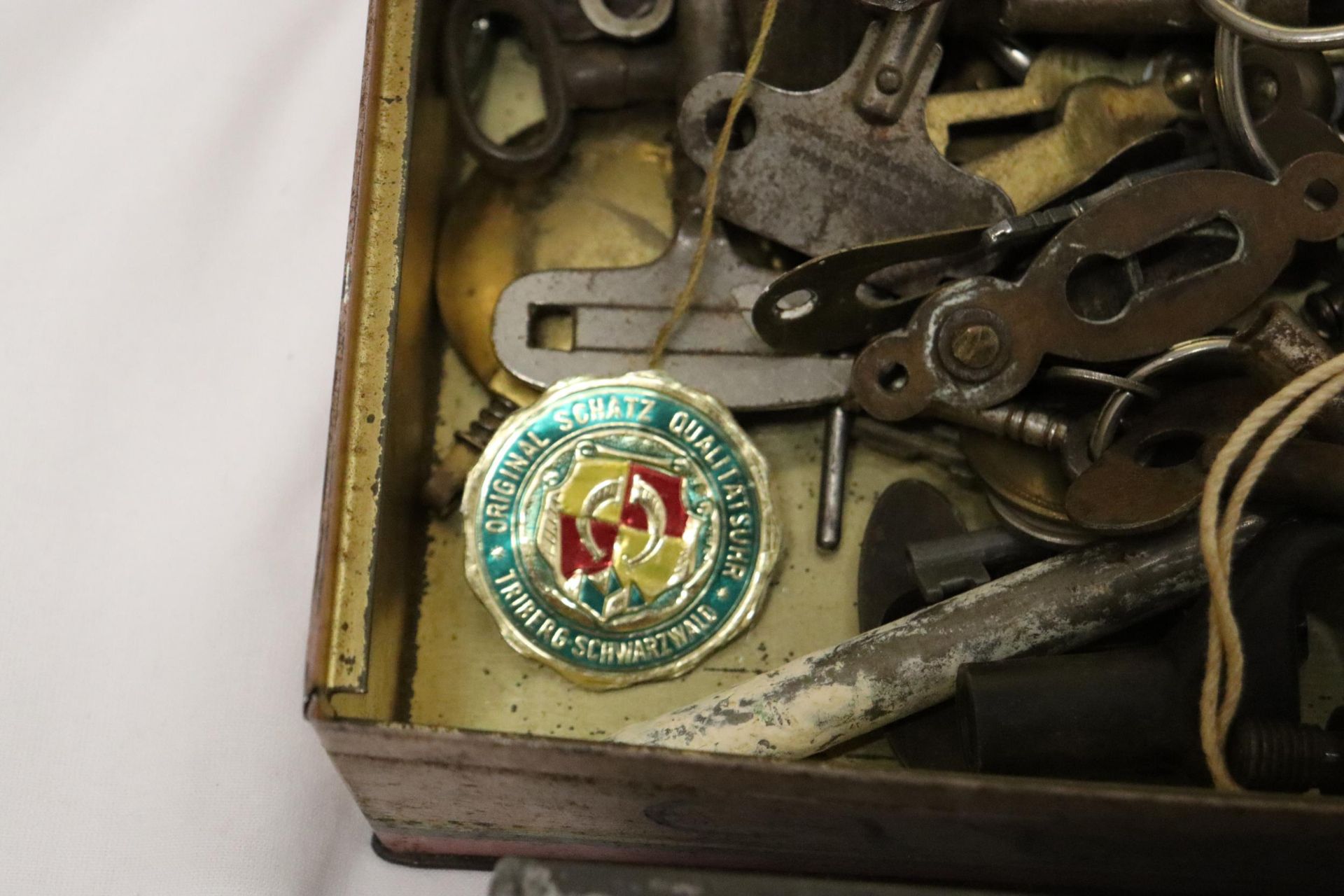 A LARGE QUANTITY OF VINTAGE FURNITURE AND CLOCK KEYS - Image 6 of 10