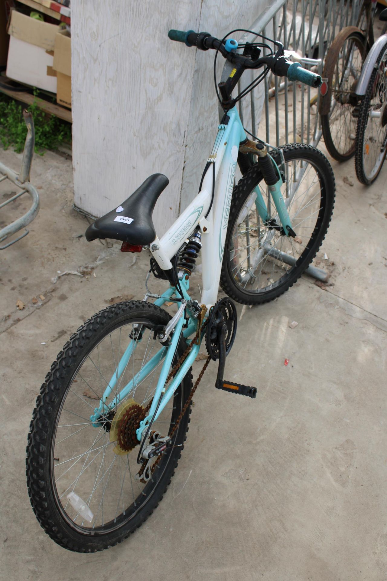 A ROCKFACE CHILDS MOUNTAIN BIKE WITH FRONT AND REAR SUSPENSION AND 18 SPEED SHIMANO GEAR SYSTEMS - Bild 2 aus 4