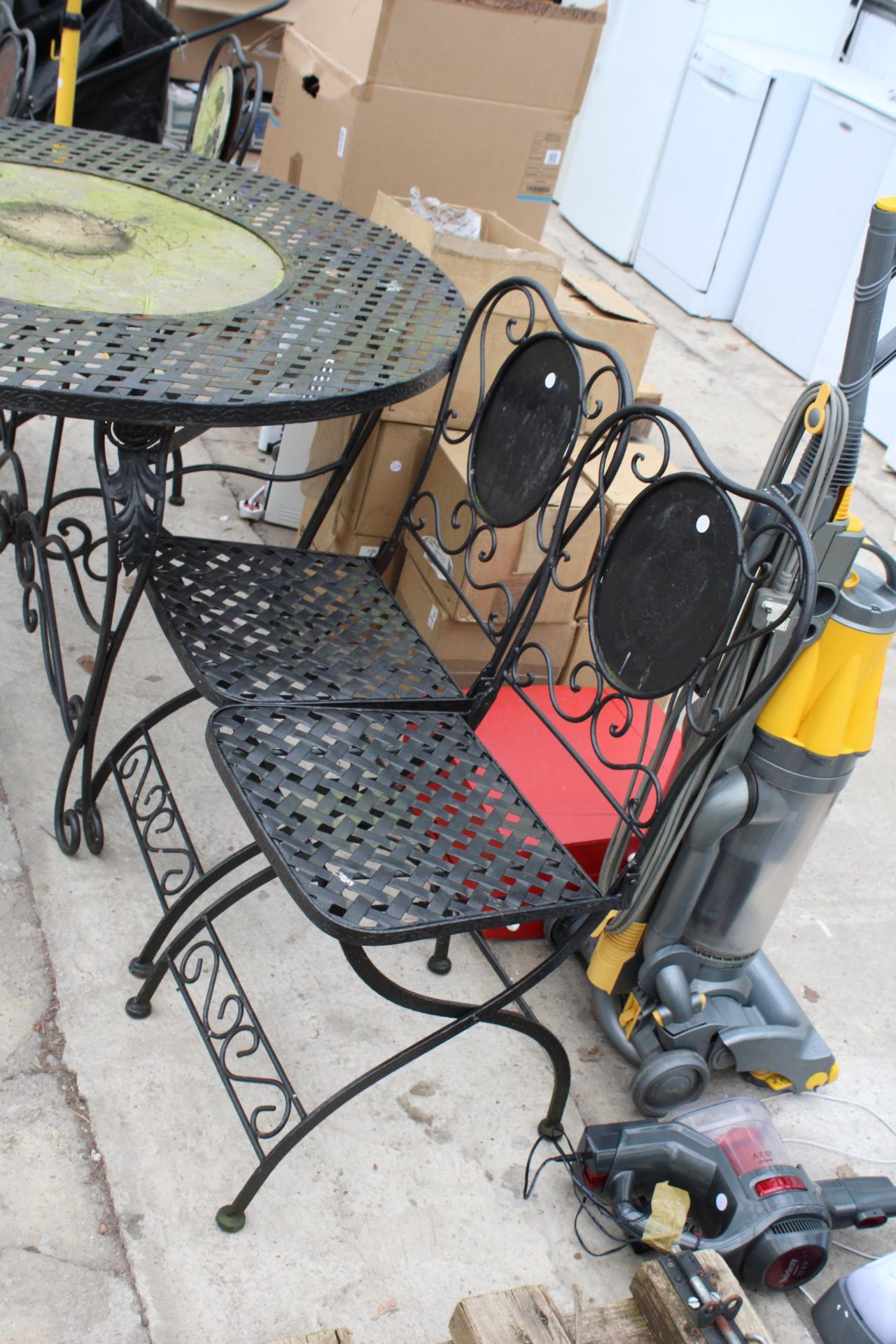 A METAL PATIO SET COMPRISING OF A ROUND TABLE AND FOUR CHAIRS - Image 2 of 3