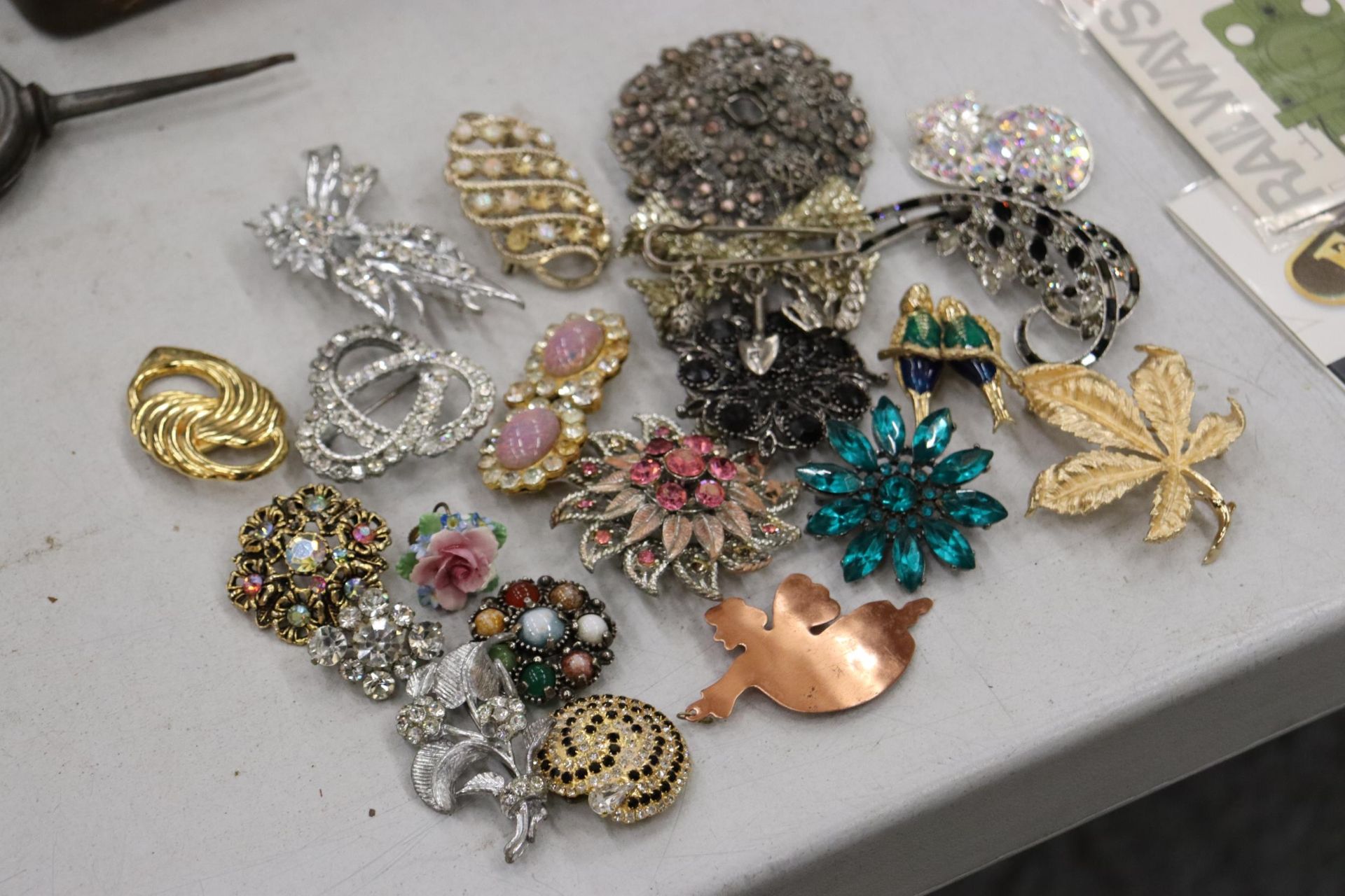 A QUANTITY OF VINTAGE BROOCHES - 21 IN TOTAL