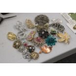 A QUANTITY OF VINTAGE BROOCHES - 21 IN TOTAL