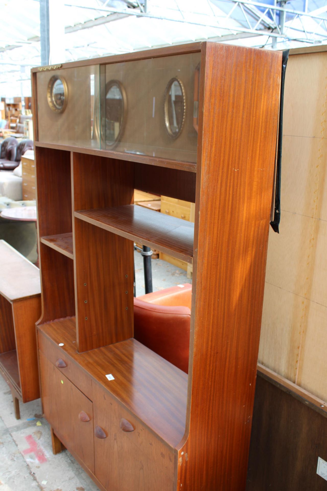 A RETRO TEAK OPEN UNTS BY STONEHILL (STATEROOM) ENCLOSING TWO GLASS SLIDING DOORS, TWO CUPBOARDS AND - Bild 2 aus 4