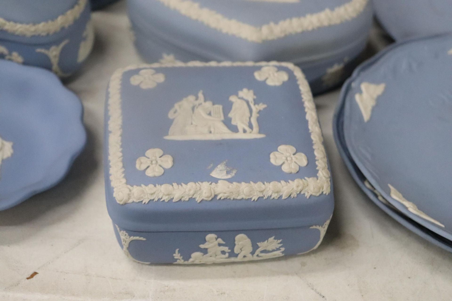 A COLLECTION OF POWDER BLUE WEDGWOOD JASPERWARE TO INCLUDE CABINET PLATES, LARGE LIDDED TRINKET - Image 2 of 14