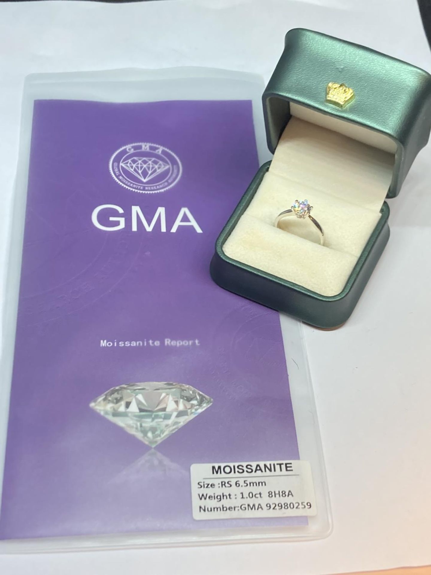 A MARKED 925 RING WITH A ONE CARAT MOISSANITE SIZE O/P COMPLETE WITH GMA MOISSANITE REPORT IN A