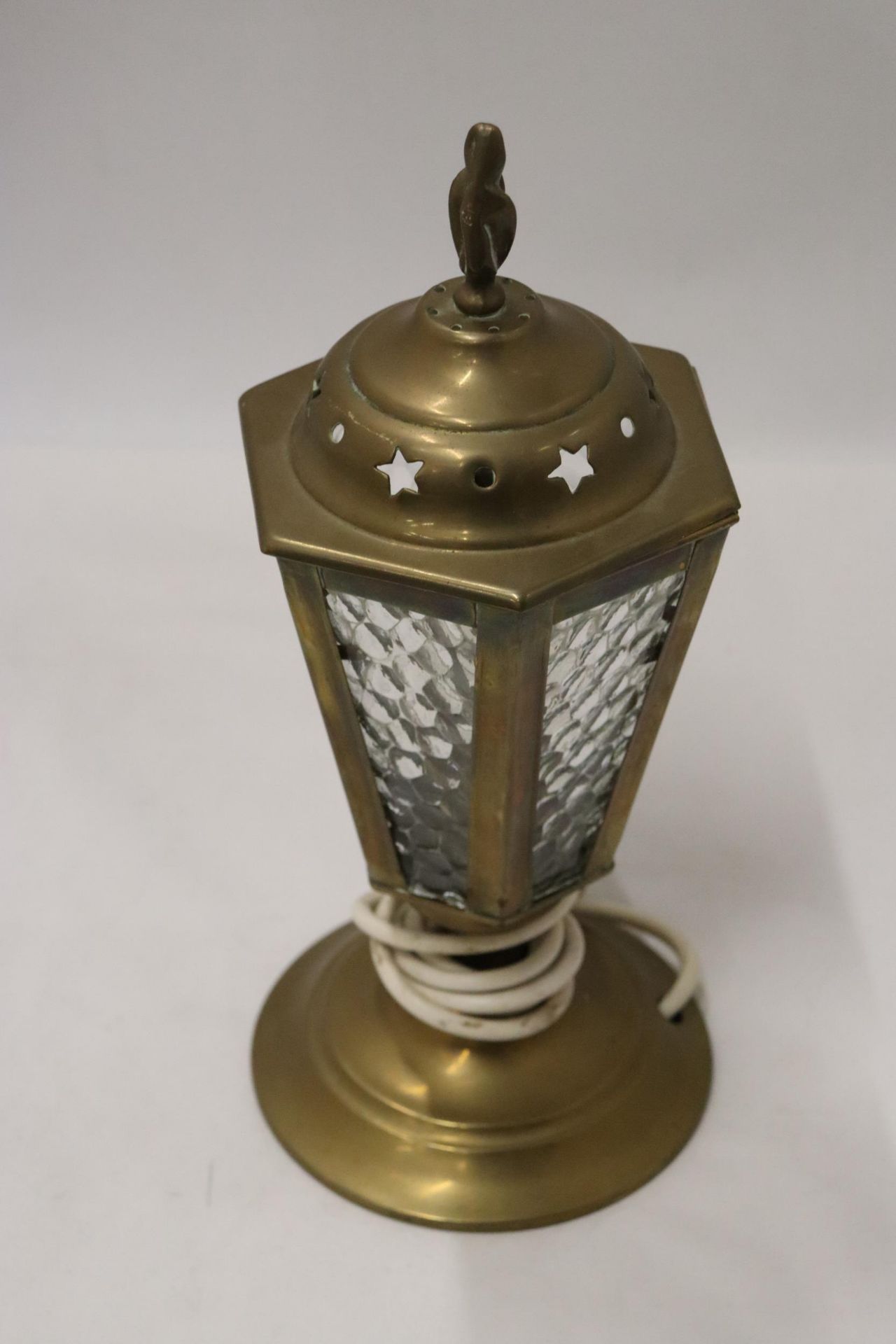 A VINTAGE BRASS, LANTERN STYLE LAMP, HEIGHT 29CM - Image 2 of 6
