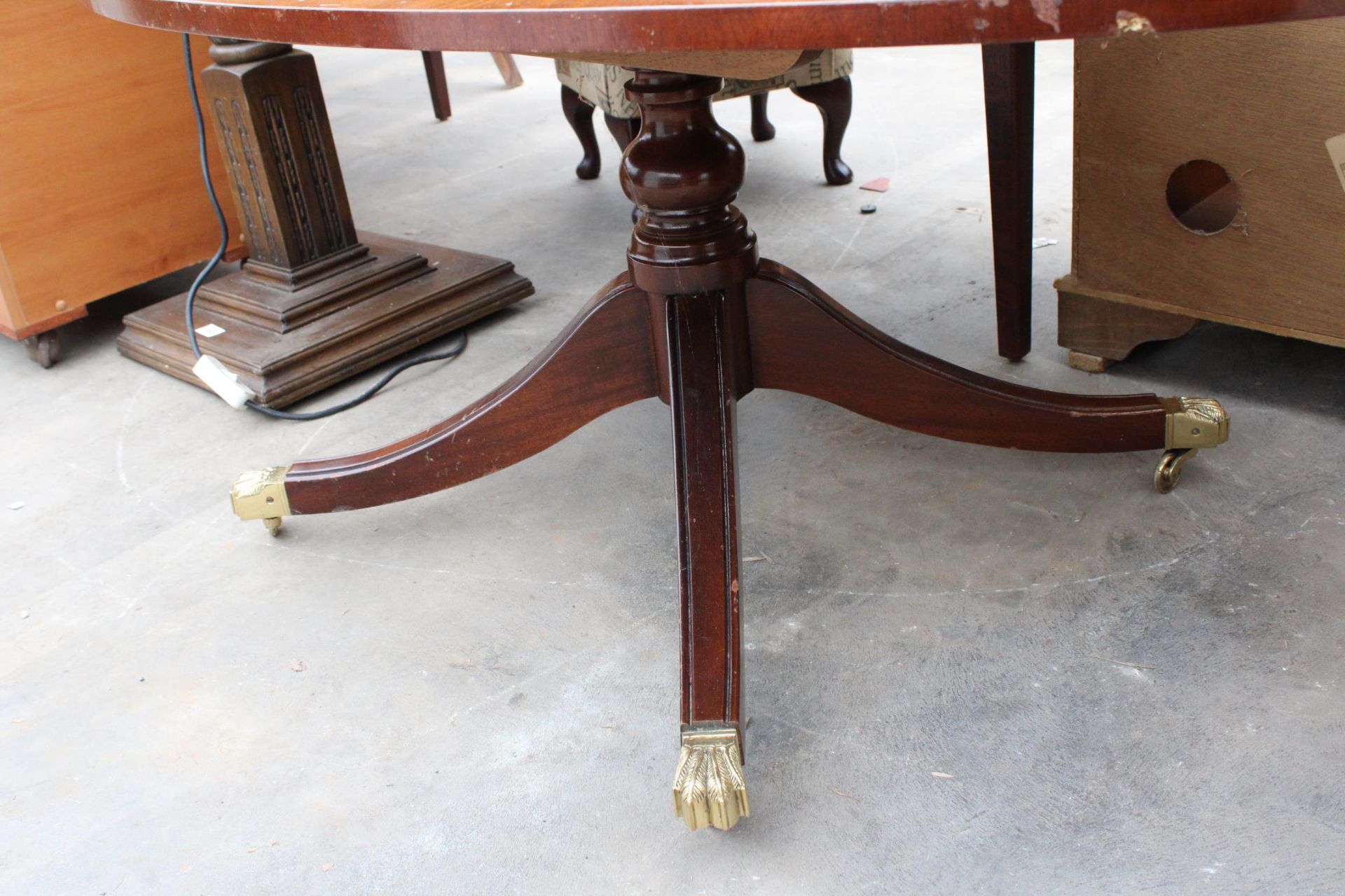 AN OVAL MAHOGANY INLAID AND CROSSBANDED COFFEE TABLE ON PEDESTAL BASE WITH BRASS CLAW FEET AND - Image 4 of 4