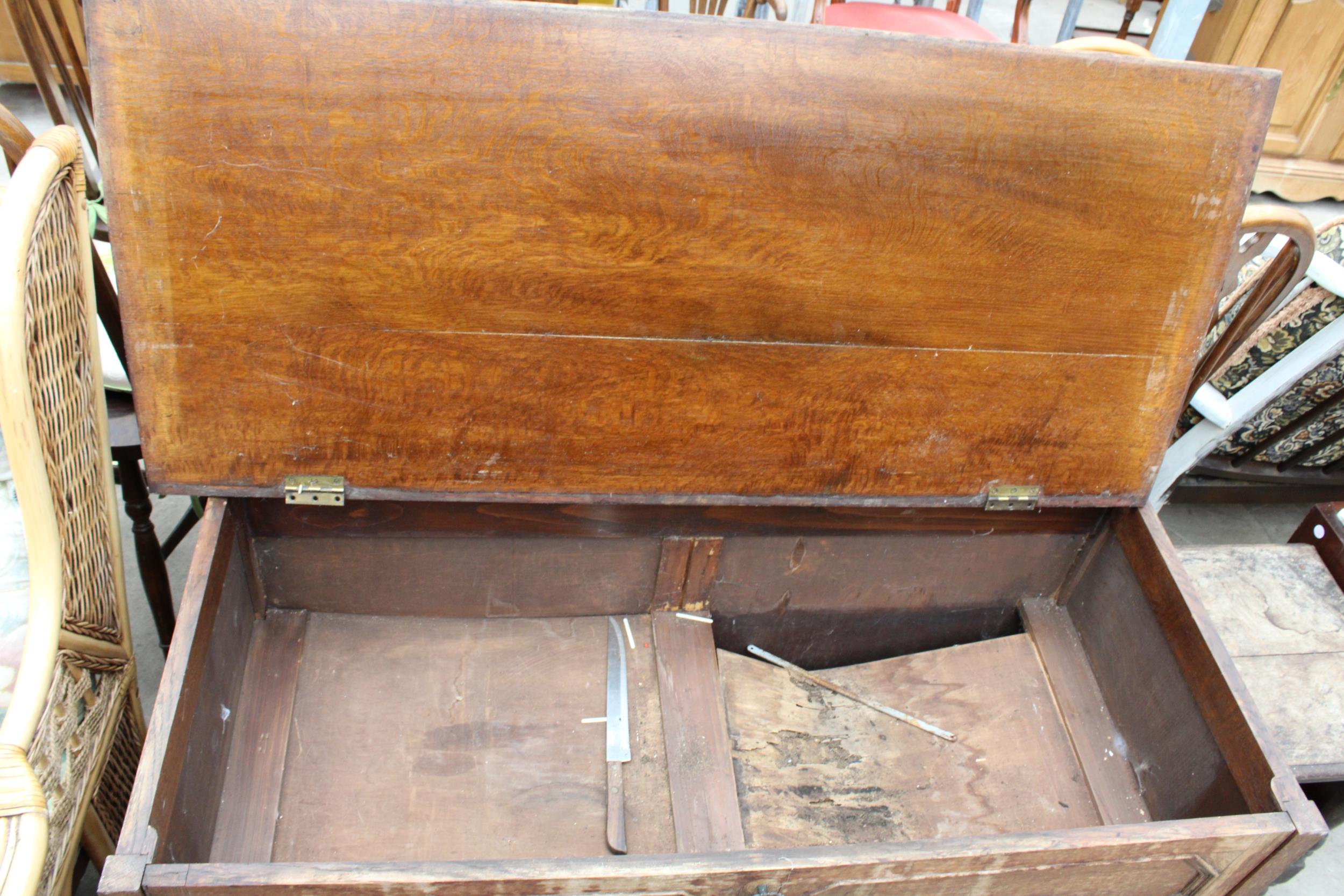 A MID 20TH CENTURY OAK CABINET - Image 2 of 4