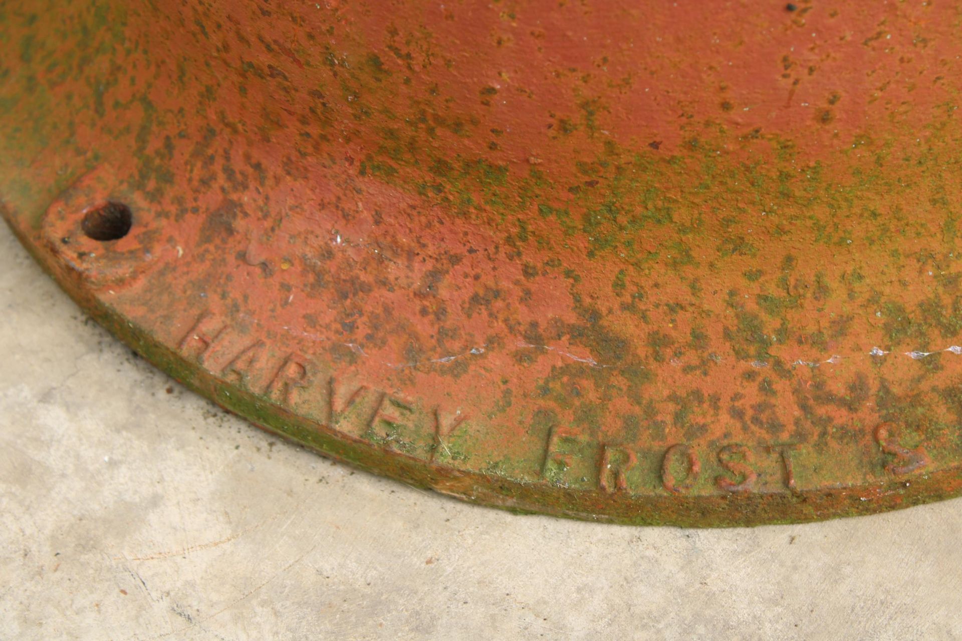 A LARGE HEAVY DUTY BLACKSMITHS ANVIL WITH CIRCULAR BASE (H:66CM L:89CM) - Image 6 of 7