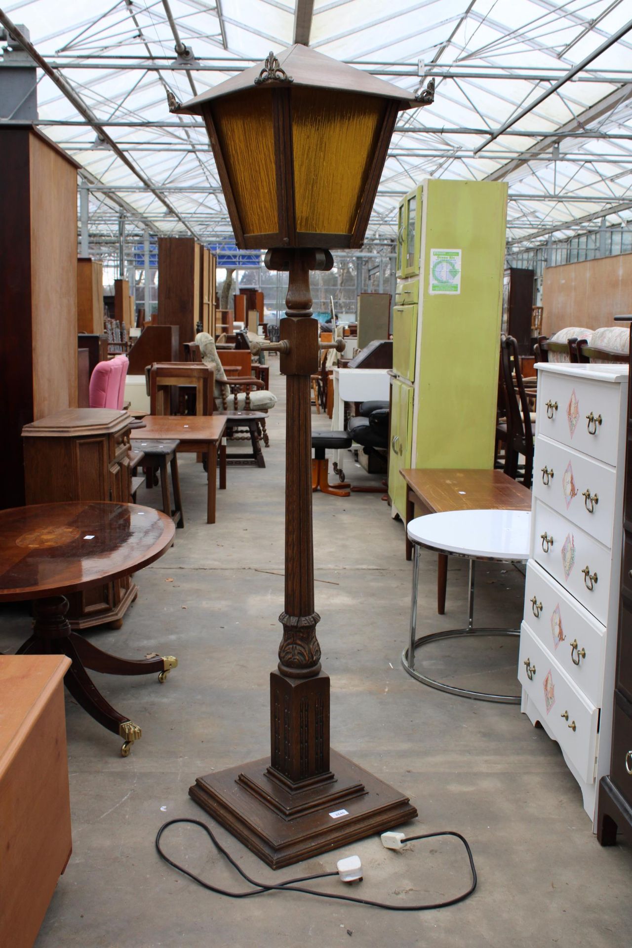 AN OAK STANDARD LAMP IN THE FORM OF A STREET LAMP - Image 2 of 4