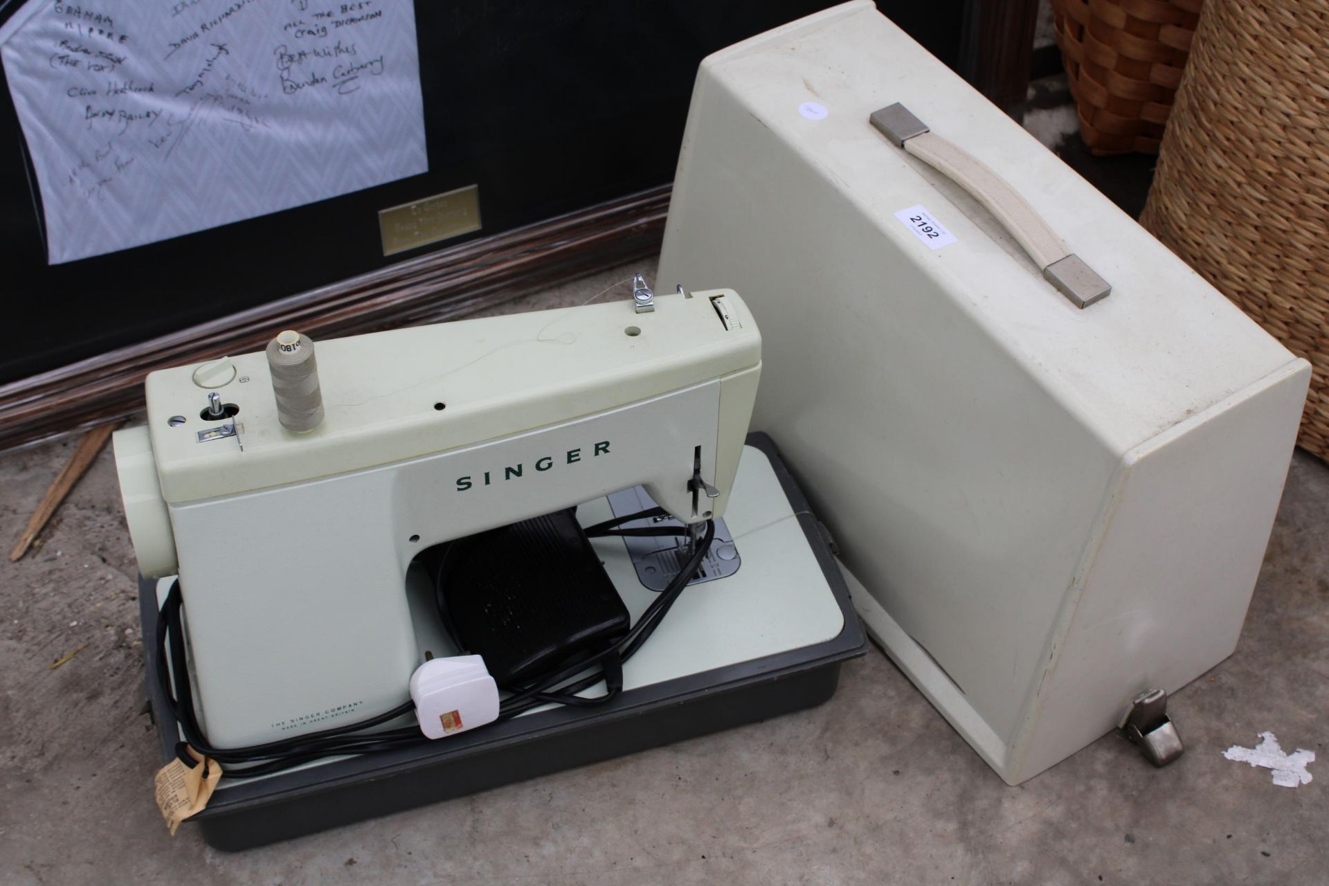 AN ELECTRIC SINGER SEWING MACHINE WITH FOOT PEDAL AND CARRY CASE