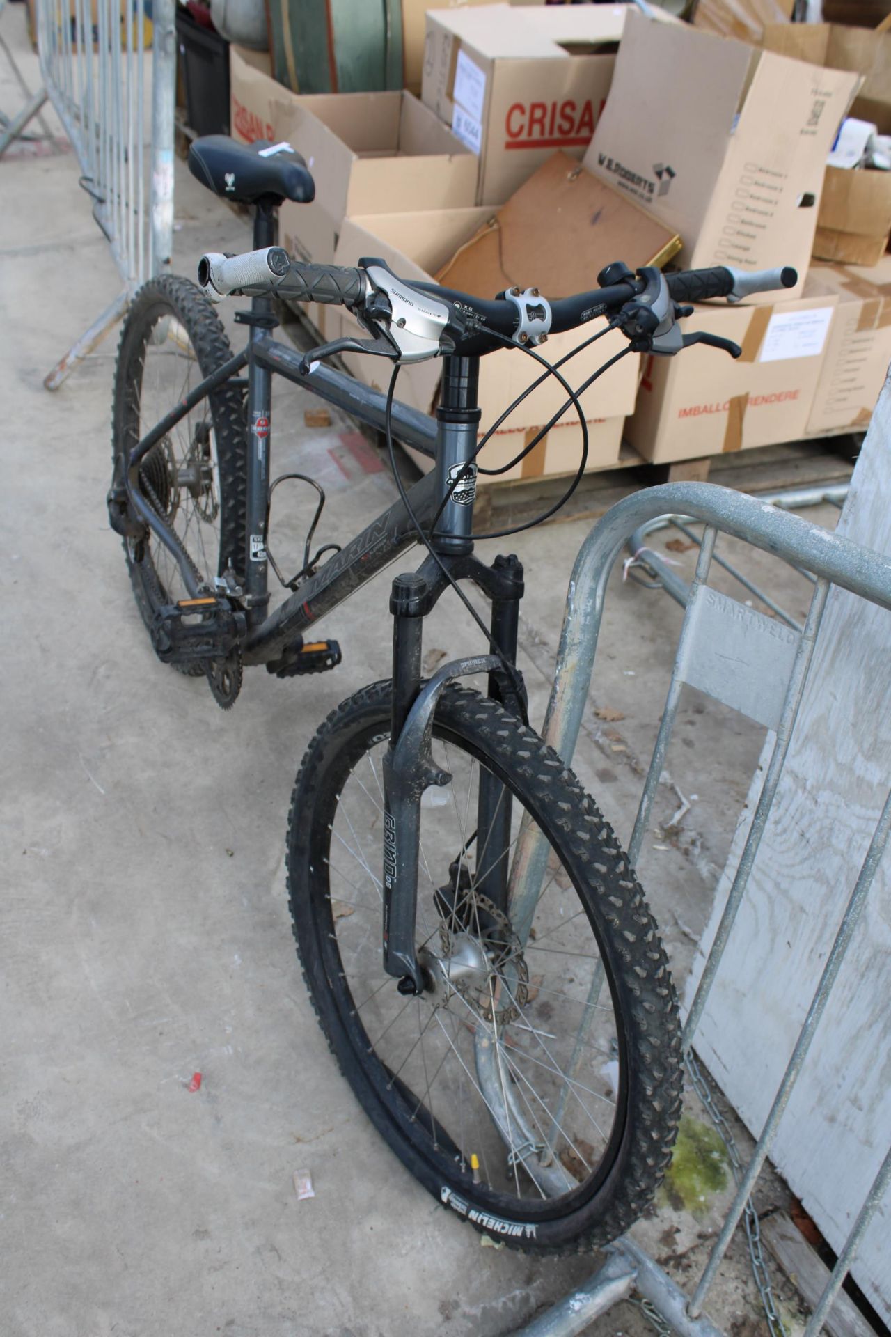 A MARIN BOBCAT TRAIL MOUNTAIN BIKE WITH FRONT SUSPENSION AND 24 SPEED SHIMANO GEARS SYSTEM - Bild 4 aus 4