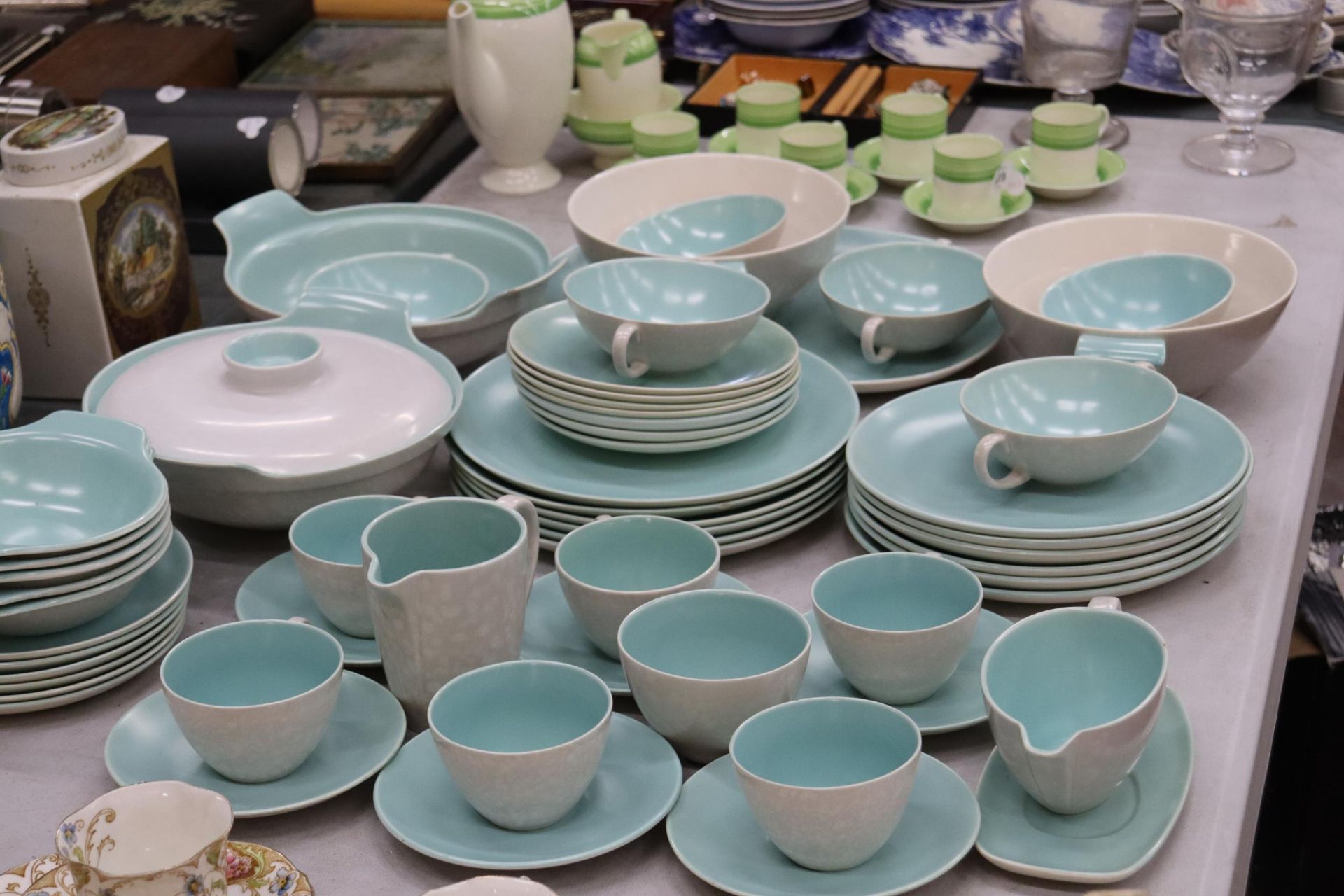 A POOLE POTTERY DINNER SERVICE TO INCLUDE SERVING DISHES, BOWLS, VARIOUS SIZES OF PLATES - Image 4 of 15