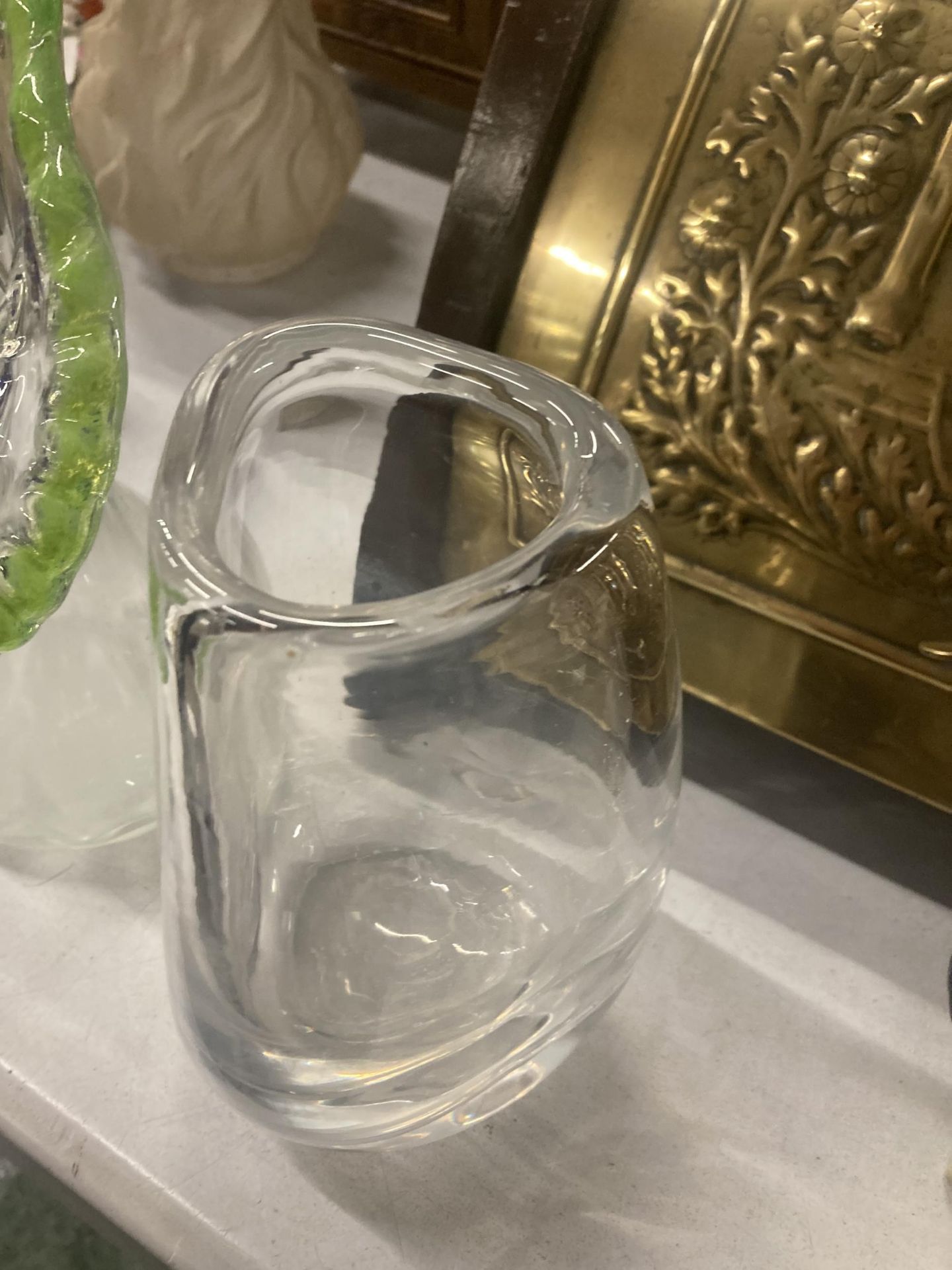 TWO GLASS VASES TO INCLUDE ONE WITH AN ENGRAVING OF HORSES PLUS AN ART GLASS VASE - Bild 3 aus 3