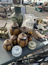 AN ASSORTMENT OF CERAMICS TO INCLUDE AN ORIENTAL STYLE TABLE LAMP, WEDGWOOD LIDDED TRINKETS AND