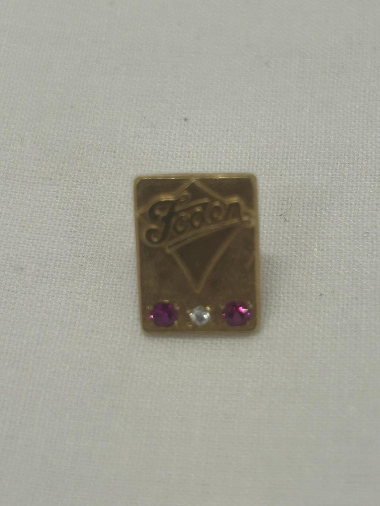 A HALLMARKED 9CT GOLD DIAMOND AND RUBY 'FODEN' PIN BADGE GROSS WEIGHT 4.84G - Image 3 of 4
