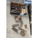 AN ASSORTMENT OF TOOLS AND VINTAGE ITEMS TO INCLUDE HAMMERS, SHOE LASTS AND A BRACE DRILL ETC
