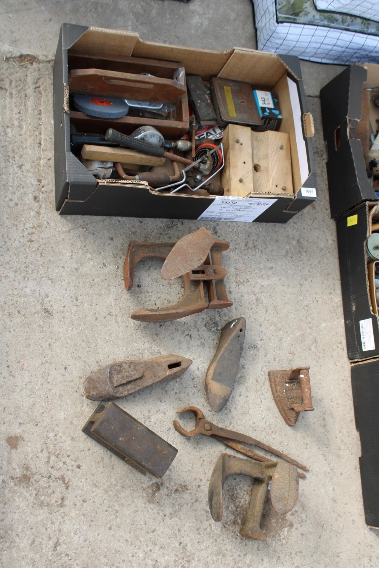 AN ASSORTMENT OF TOOLS AND VINTAGE ITEMS TO INCLUDE HAMMERS, SHOE LASTS AND A BRACE DRILL ETC