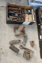 AN ASSORTMENT OF TOOLS AND VINTAGE ITEMS TO INCLUDE HAMMERS, SHOE LASTS AND A BRACE DRILL ETC